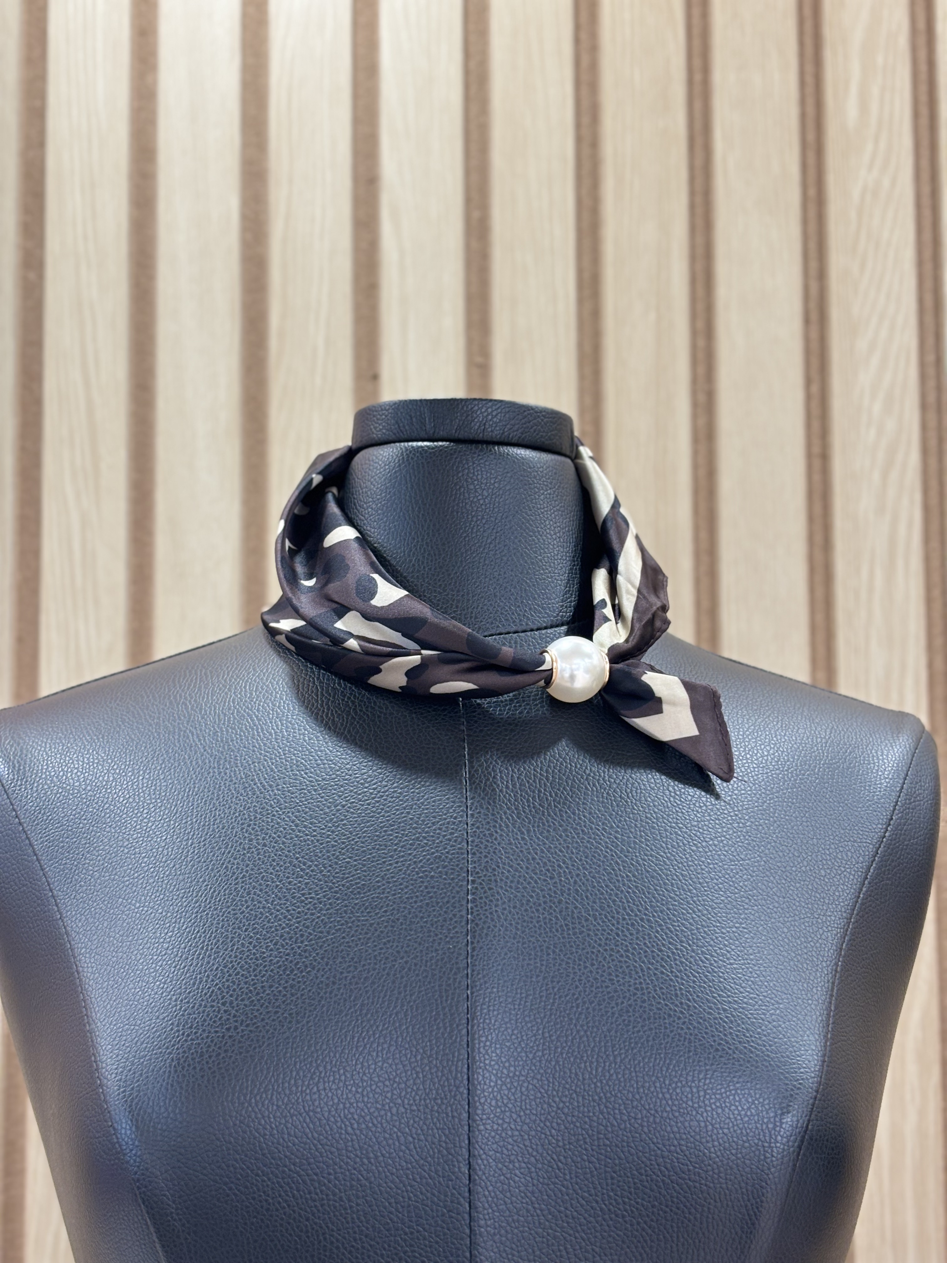 Foulard satiné à motif abstrait avec fermeture aimantée en perle