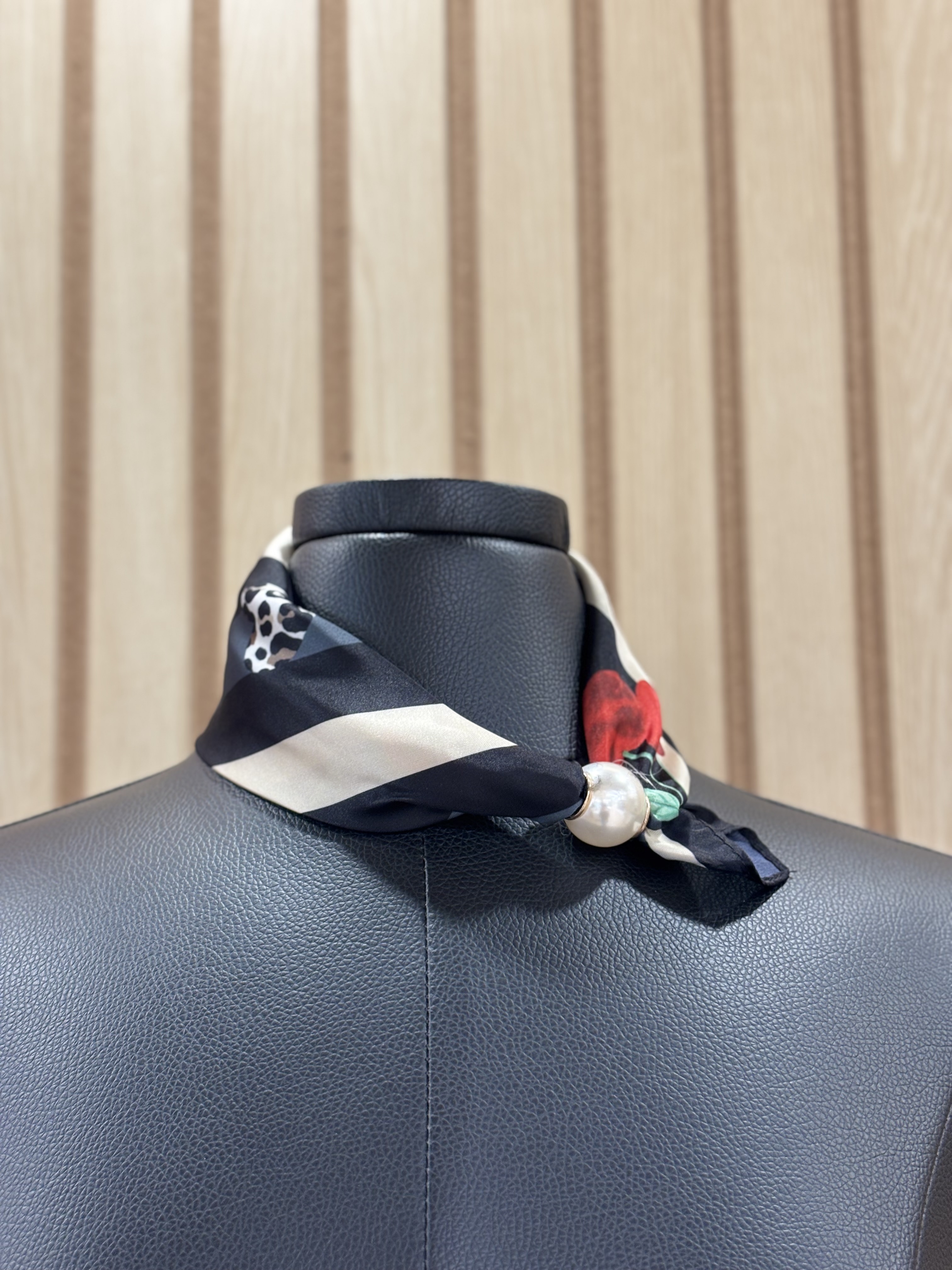 Foulard satiné à motifs variés avec fermeture aimantée en perle
