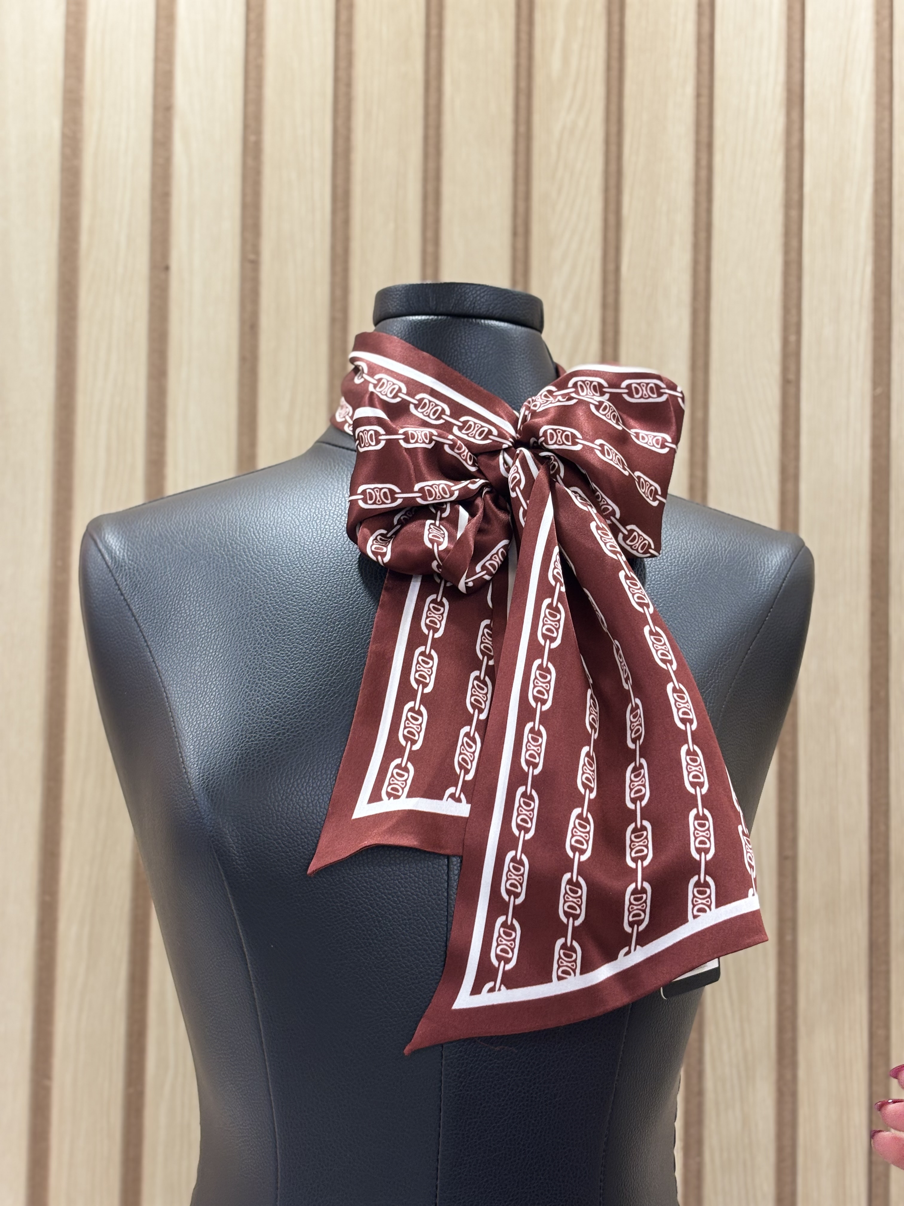 Foulard en soie à motif de chaînes