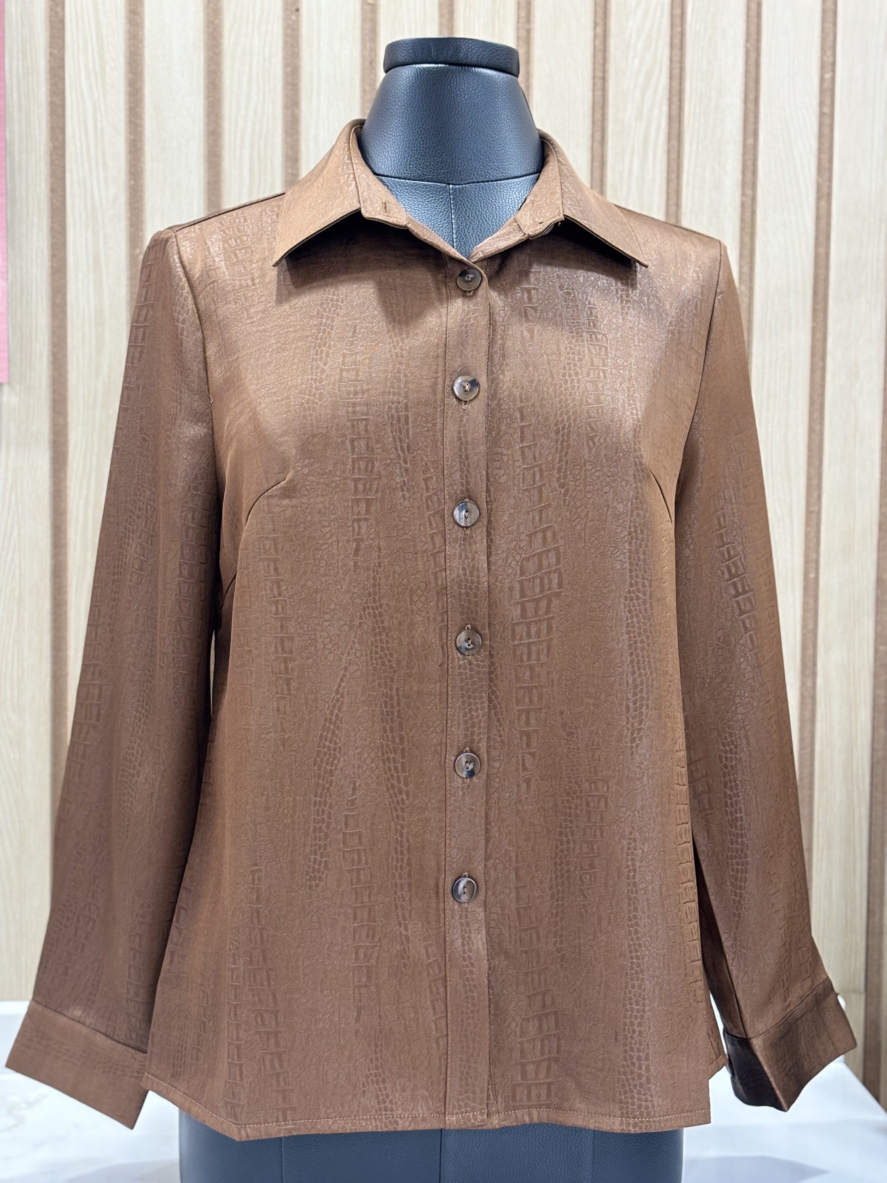Chemise satinée à motif croco discret Amanda