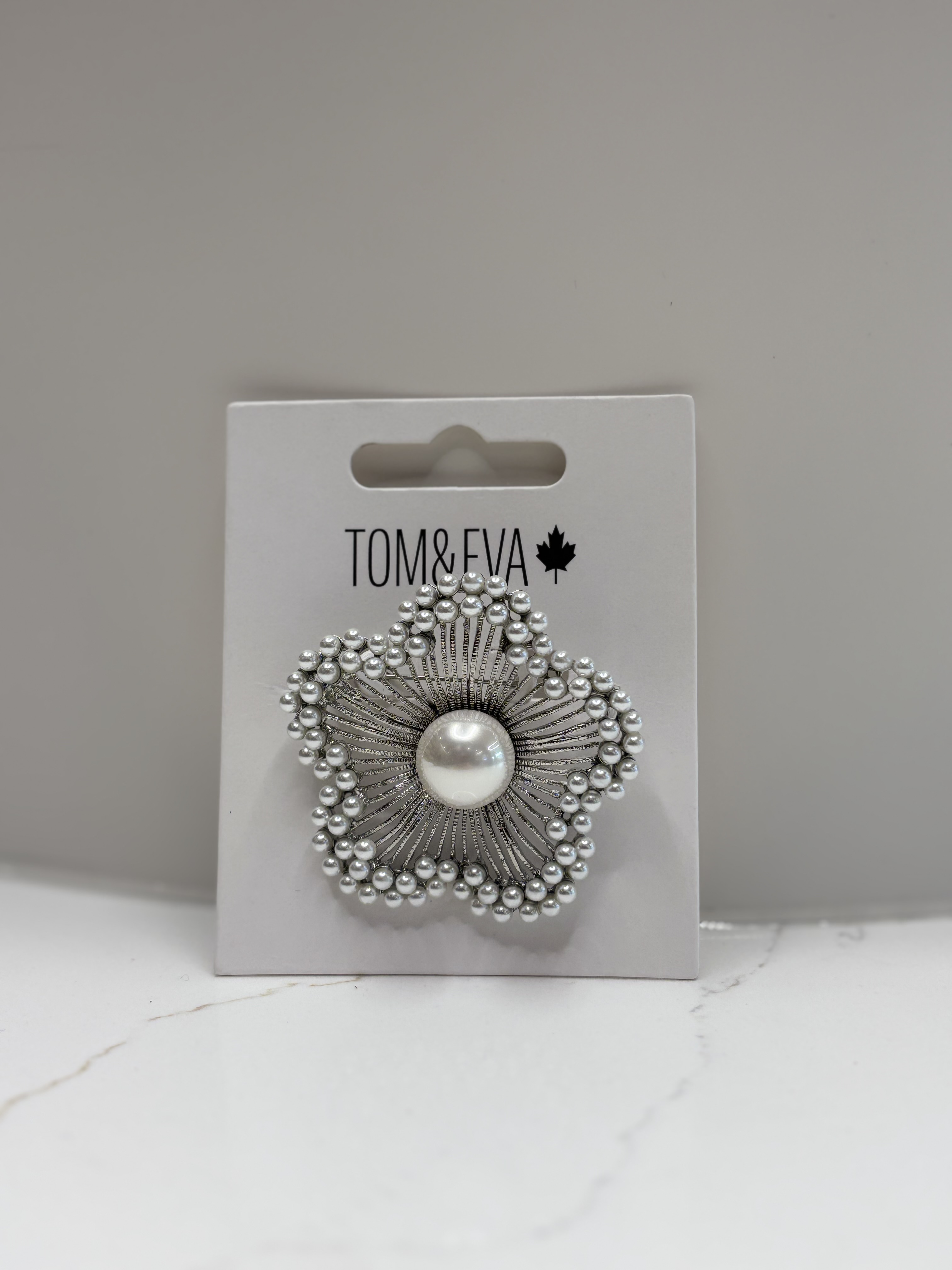 Broche en fleur avec petite perle Tom & Eva 