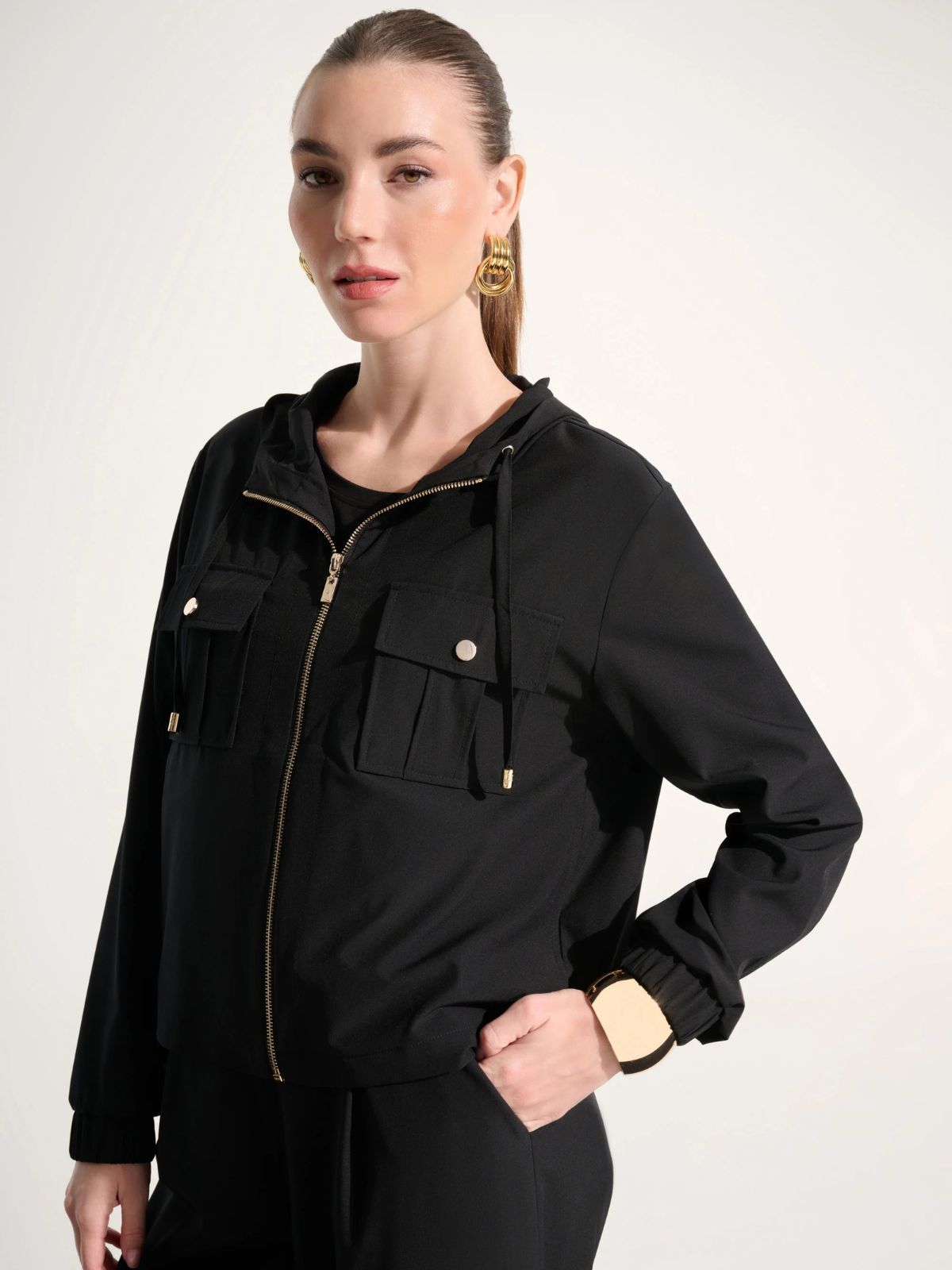 Blouson boxy utilitaire à capuchon en tissu extensible Joseph Ribkoff 