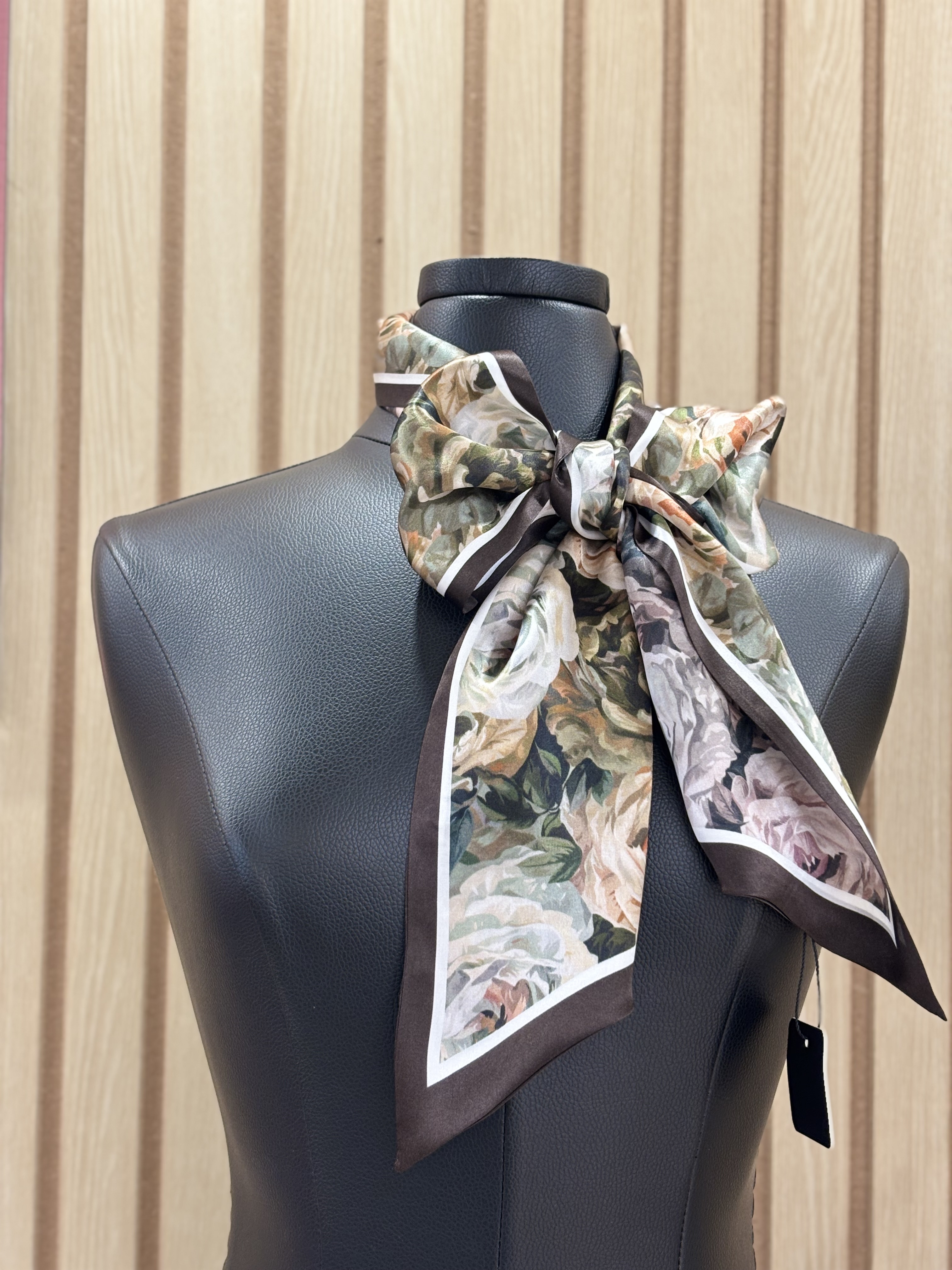 Foulard en soie à motif de roses