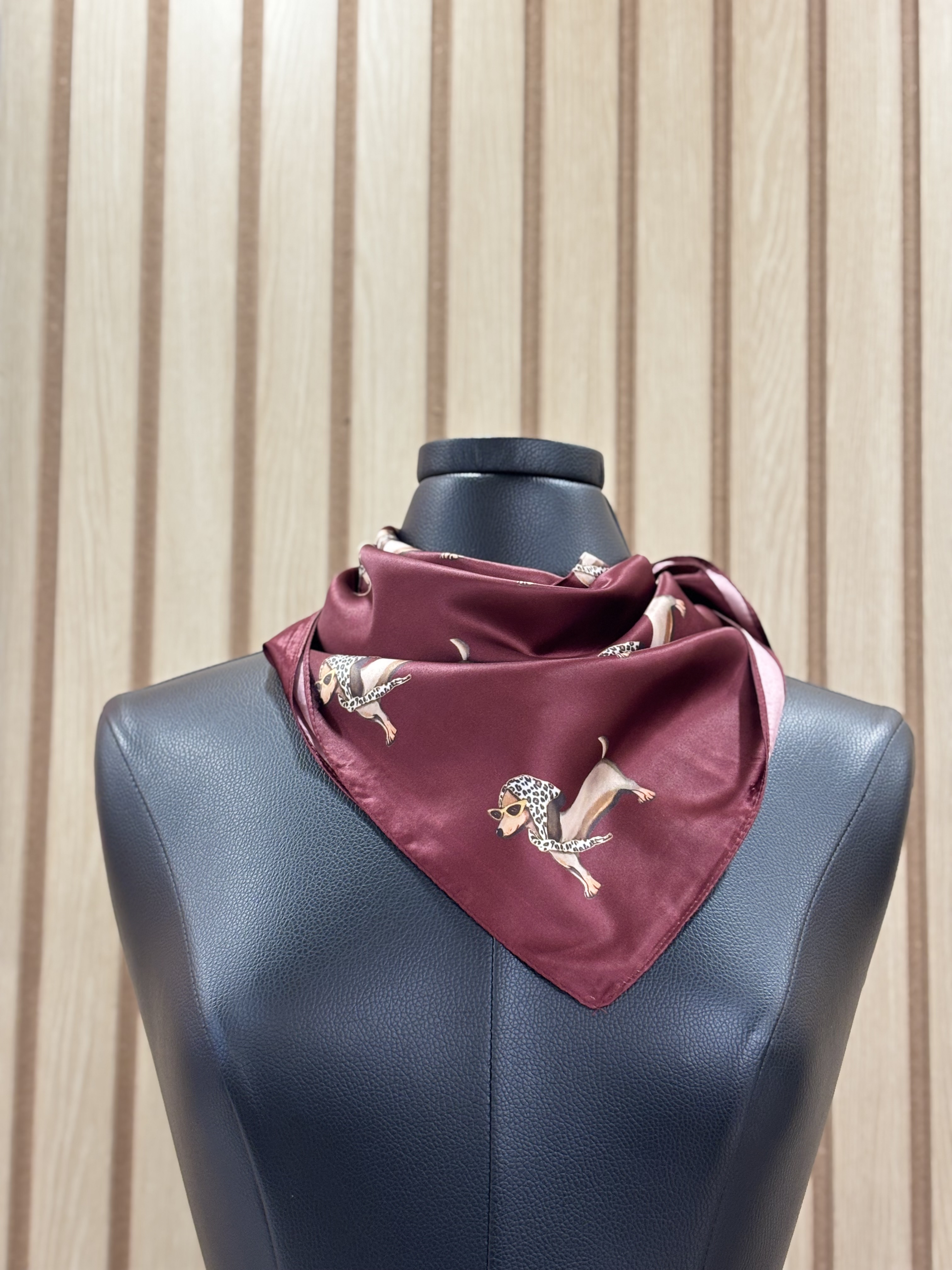 Foulard satiné à motif de teckels avec lunettes et foulard