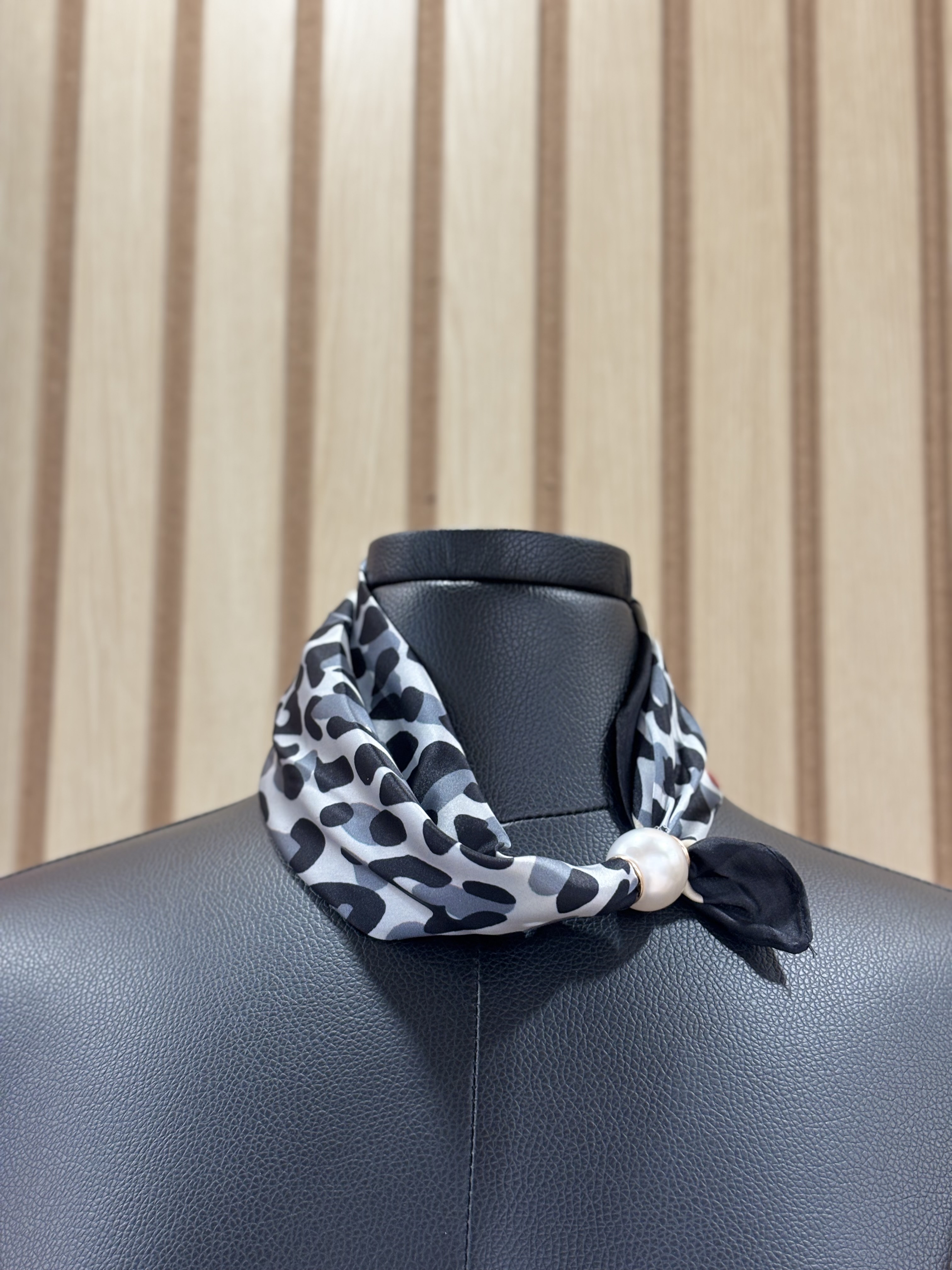 Foulard satiné à motif abstrait avec fermeture aimantée en perle