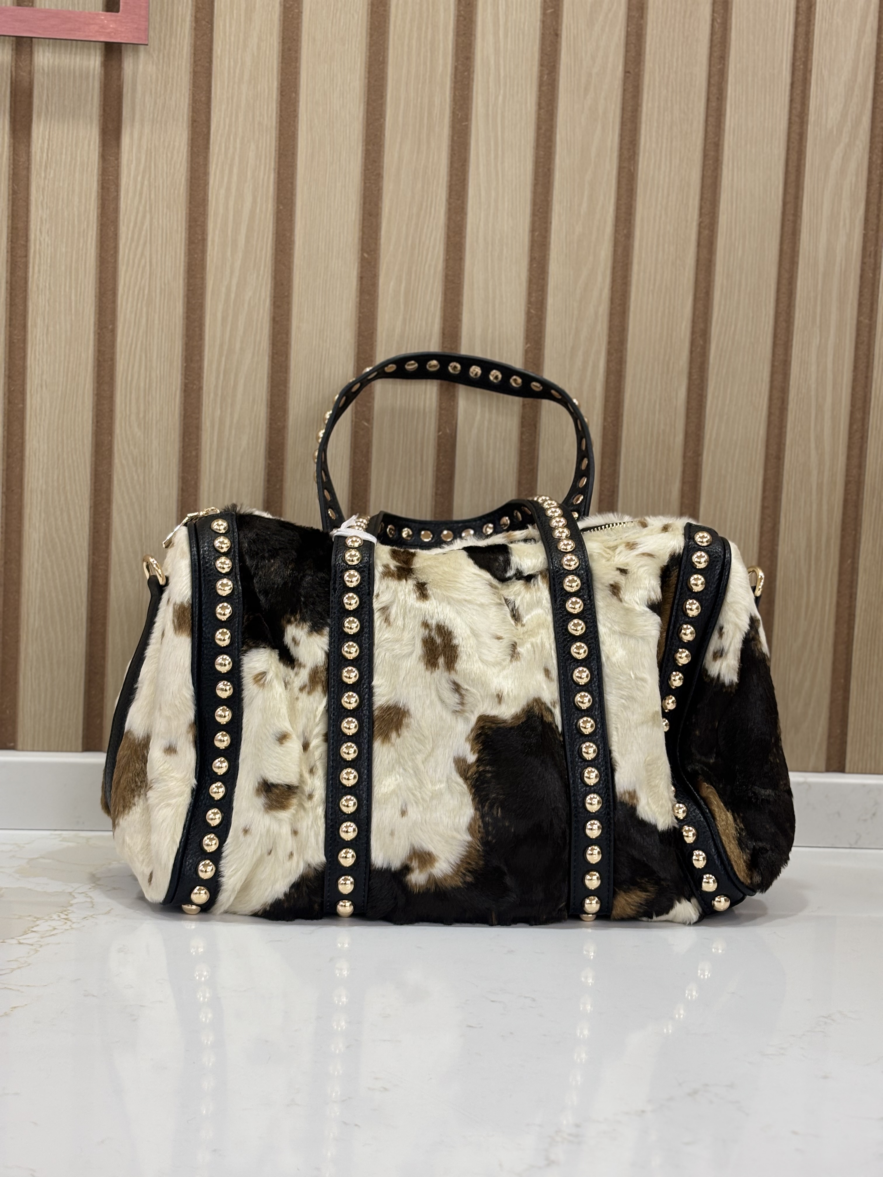 Sac à main effet fourrure à détails cloutés Potri Fashion