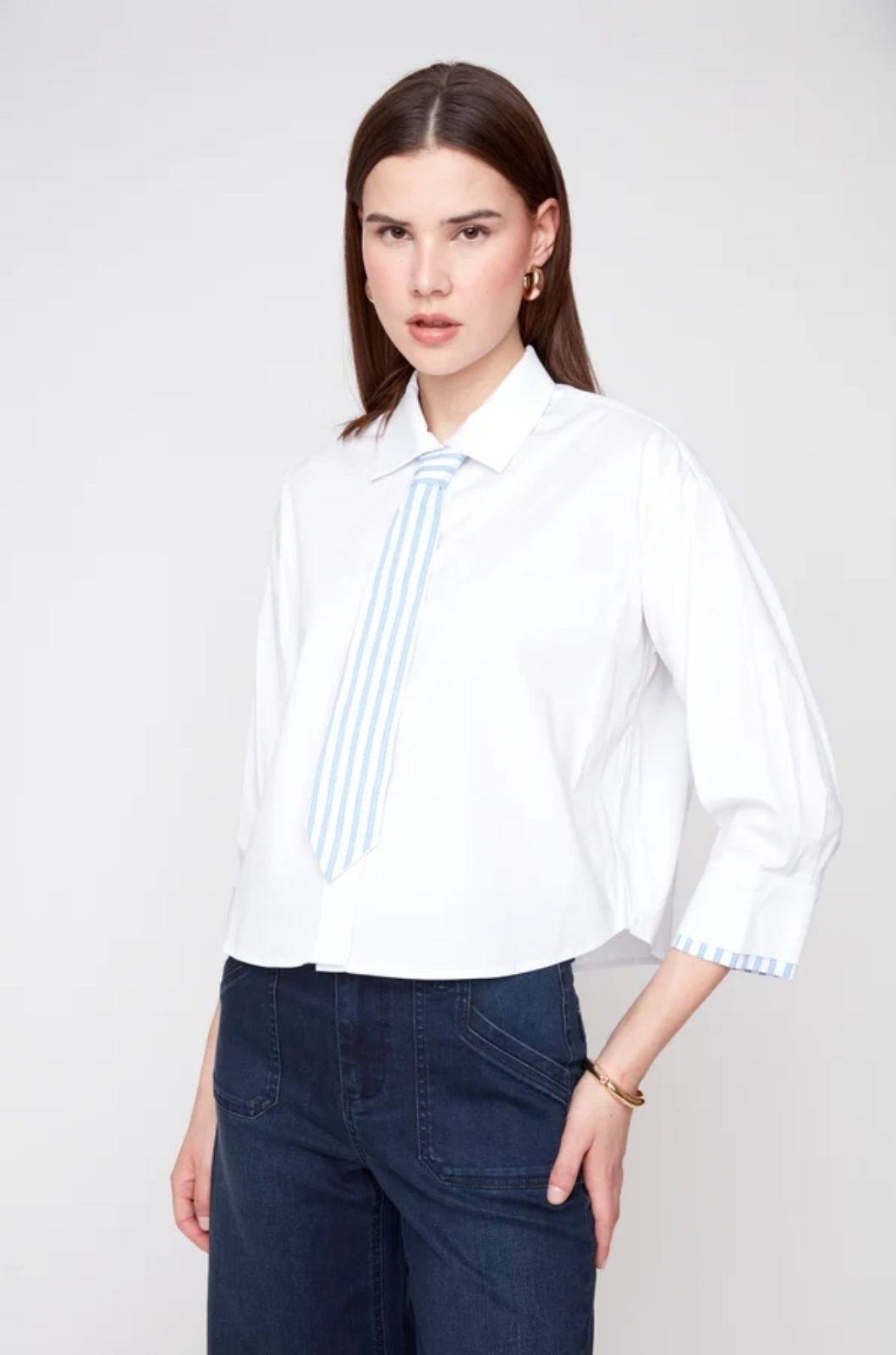 Chemise courte boutonnée avec détail de cravate rayée Renuar