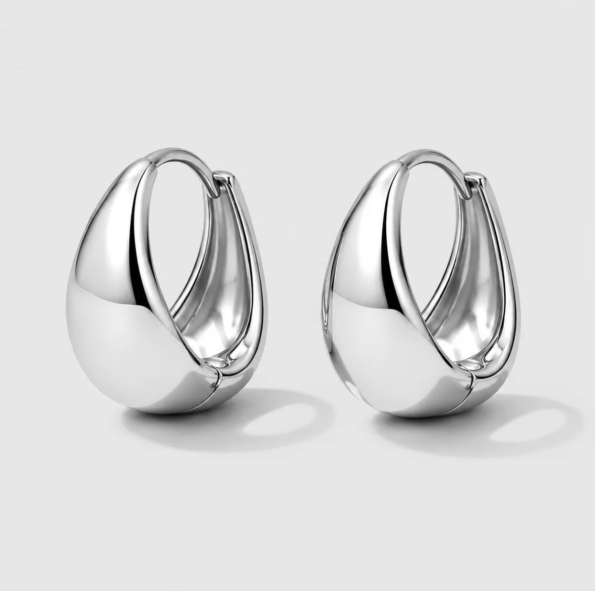 Boucles d’oreilles dormeuses argentées à base large en acier inoxydable Bizou