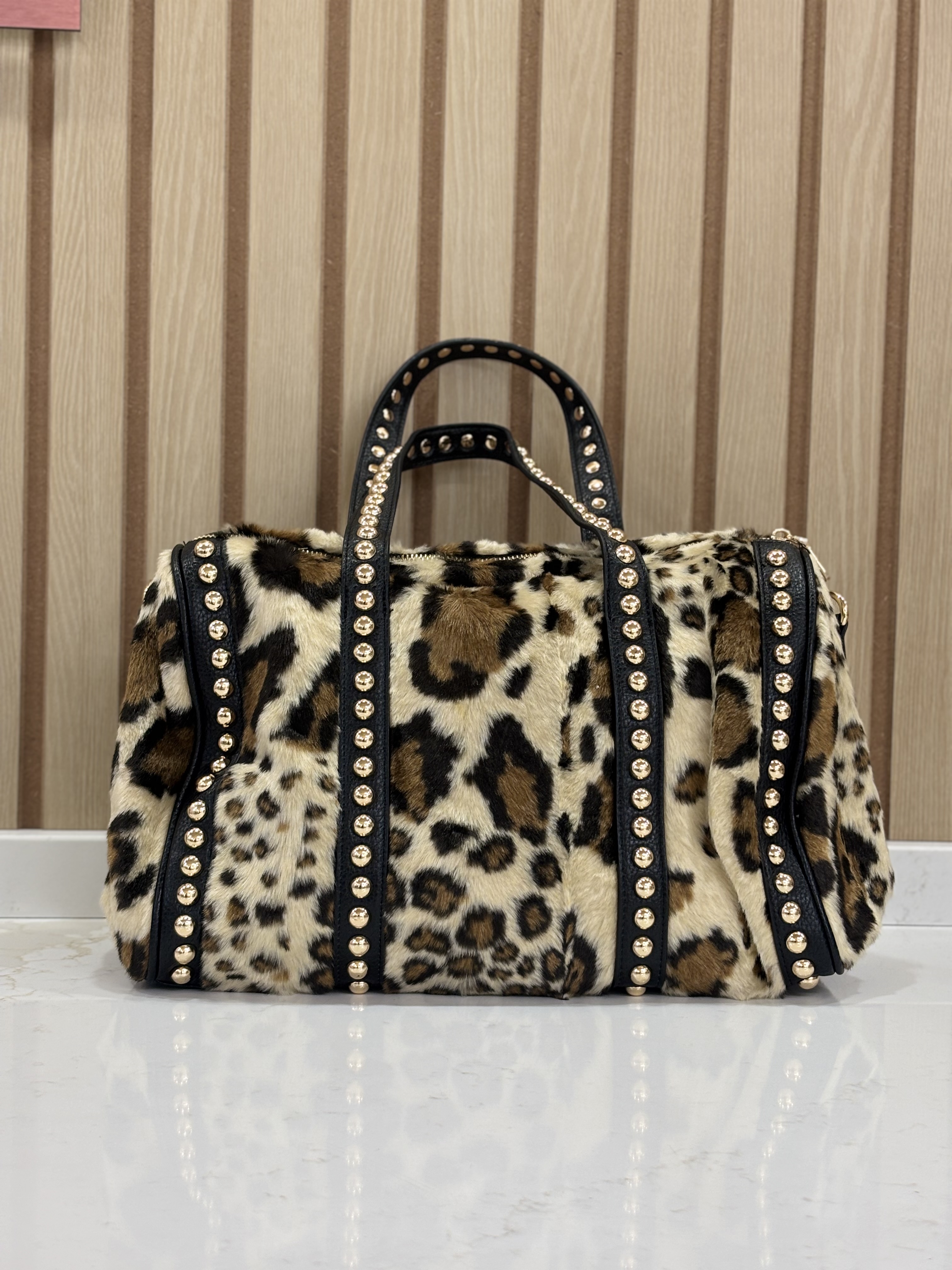 Sac à main effet fourrure à détails cloutés Potri Fashion
