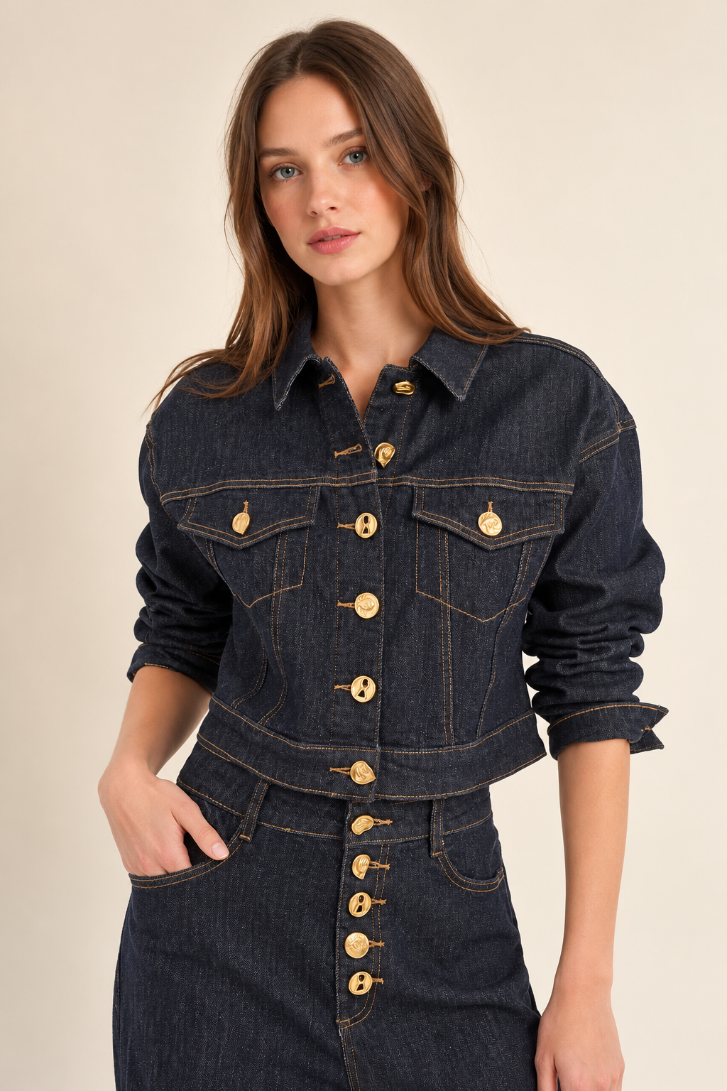 Veste courte en denim à boutons dorés Joseph Ribkoff