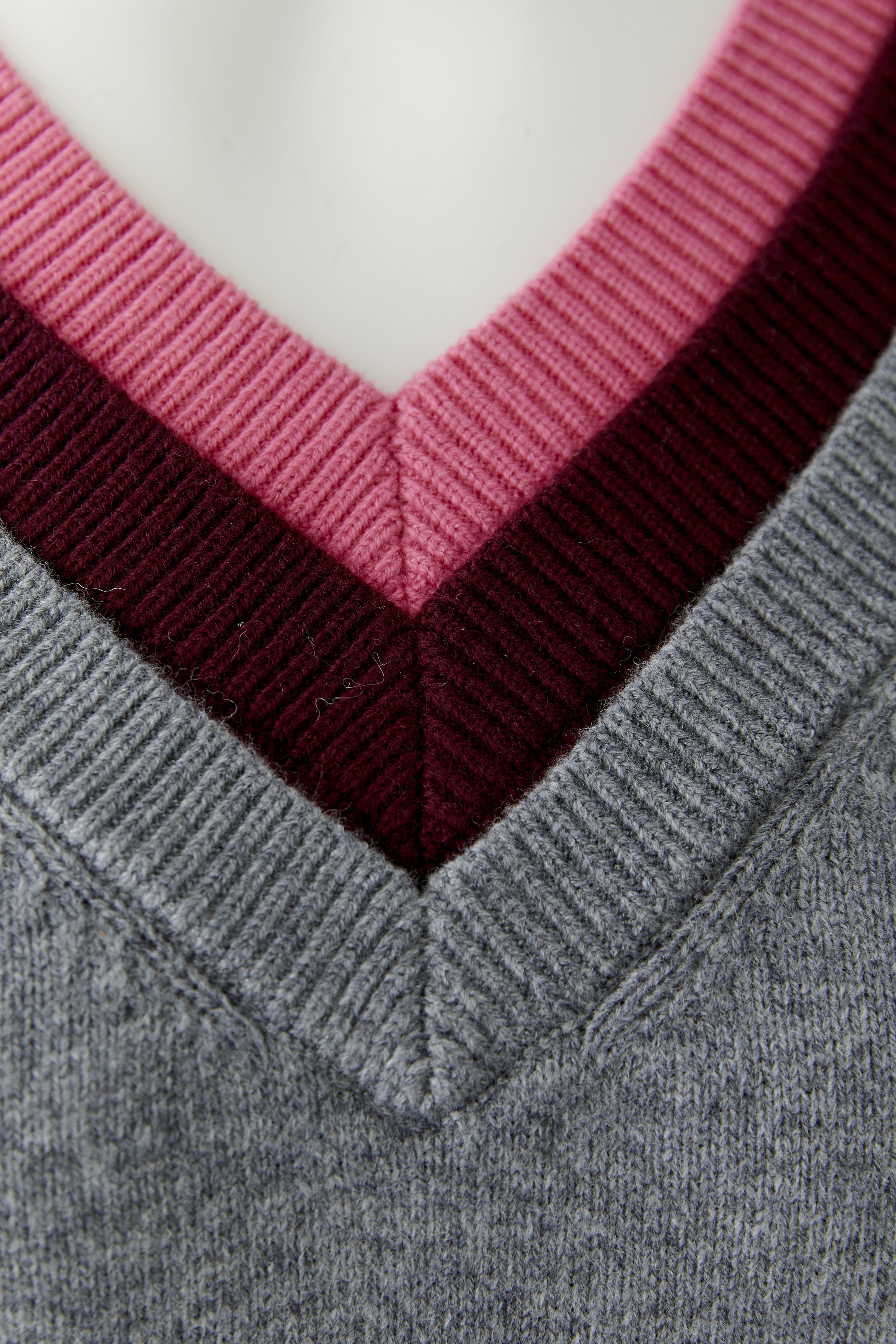 Chandail en tricot à col en V contrastant OUI