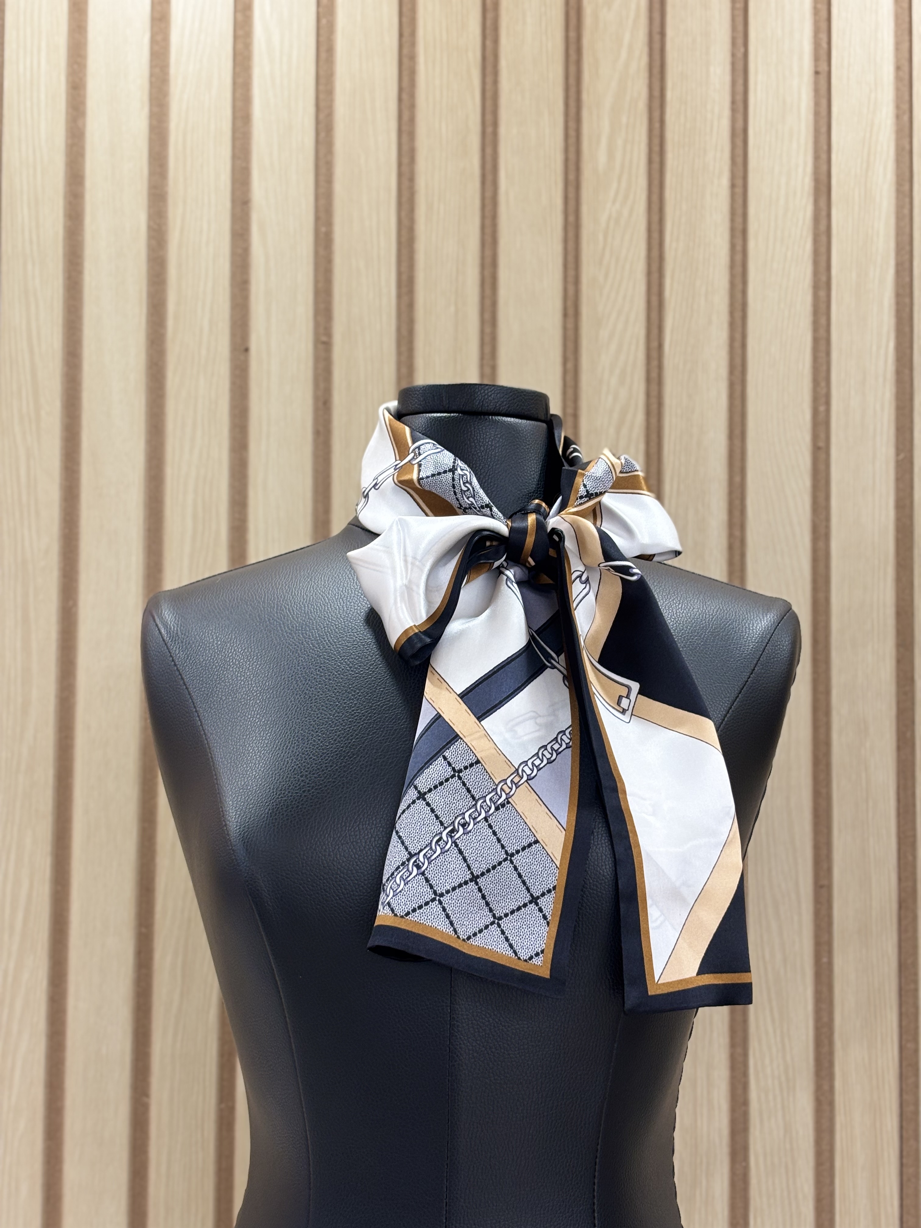 Foulard en soie à motif de chaînes et de sangles