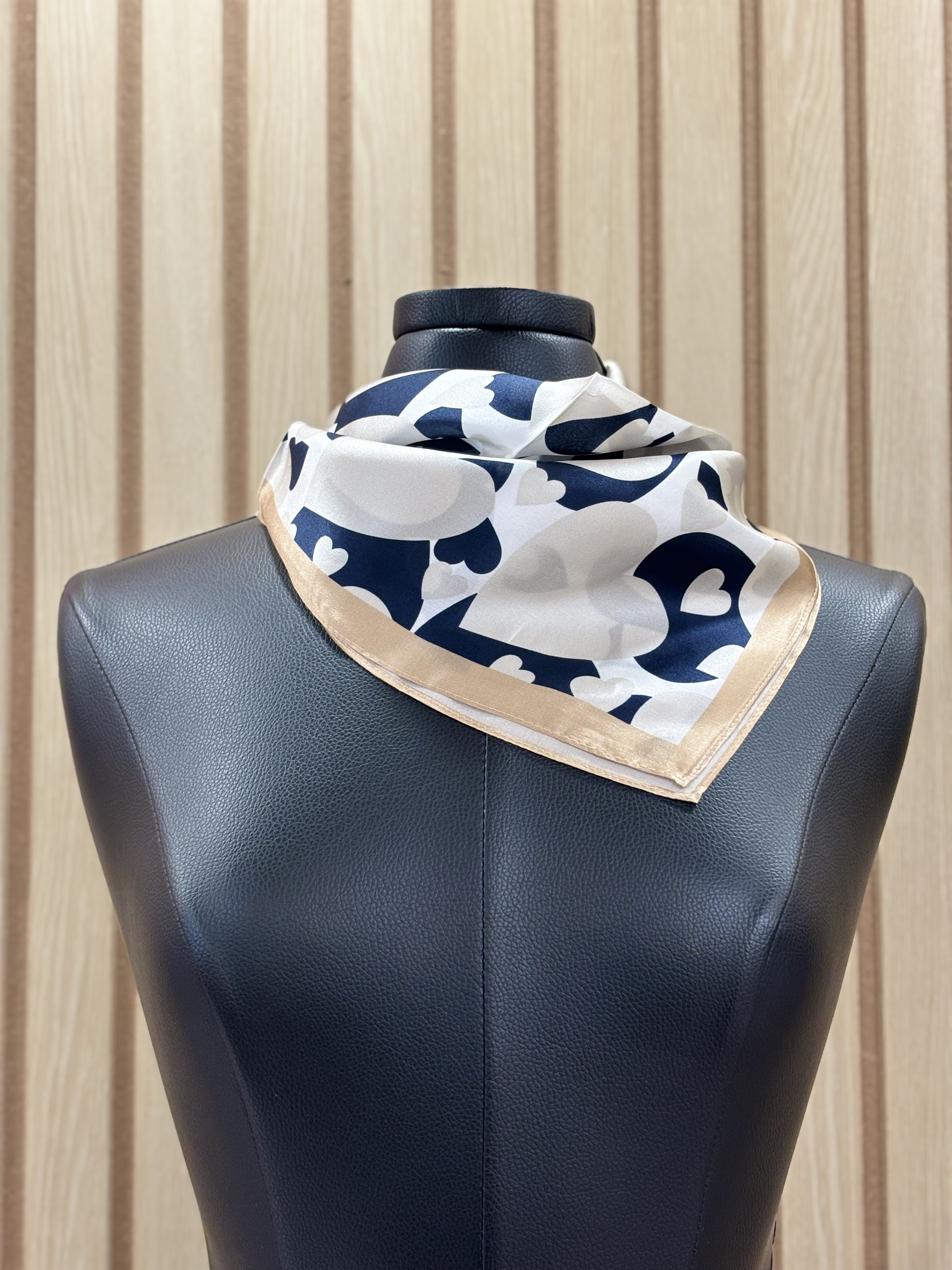 Foulard en soie à motif de cœurs