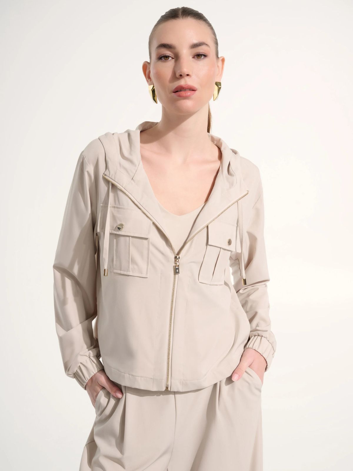 Blouson boxy utilitaire à capuchon en tissu extensible Joseph Ribkoff 