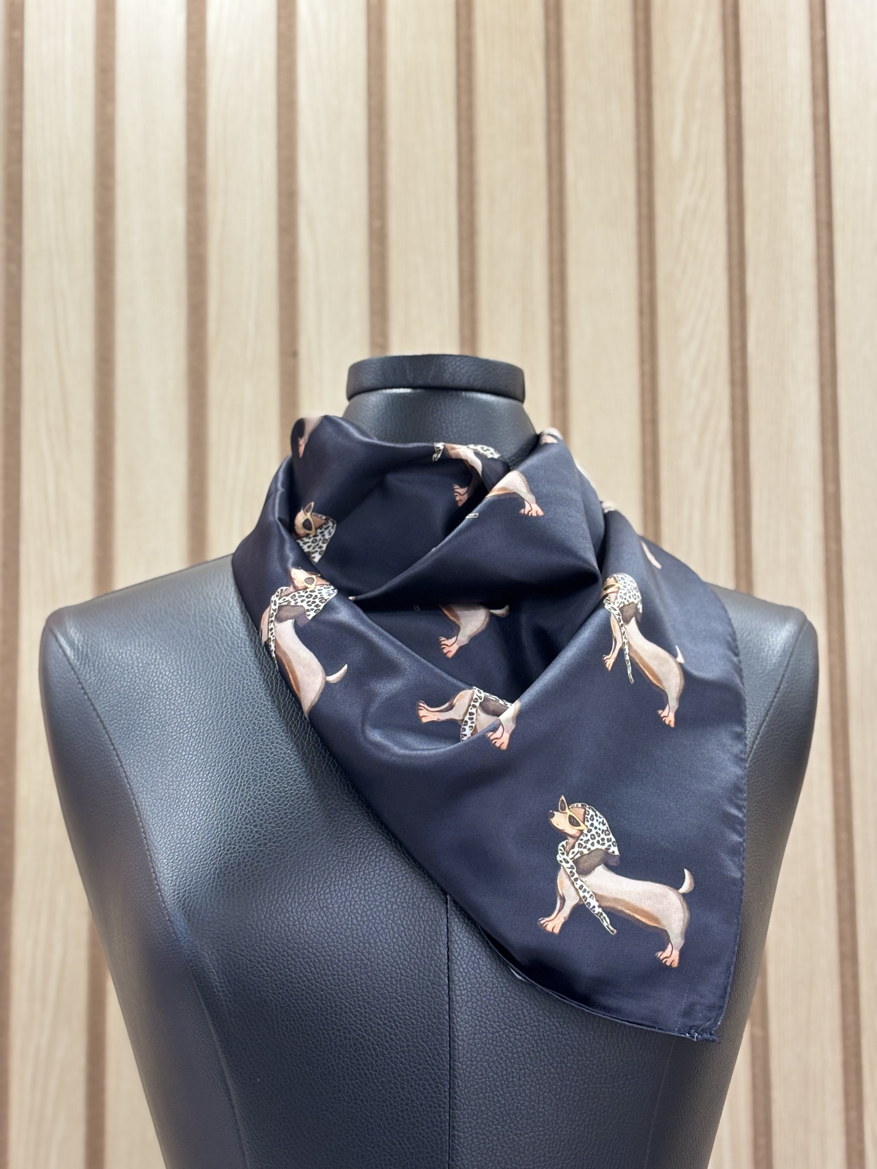 Foulard satiné à motif de teckels avec lunettes et foulard