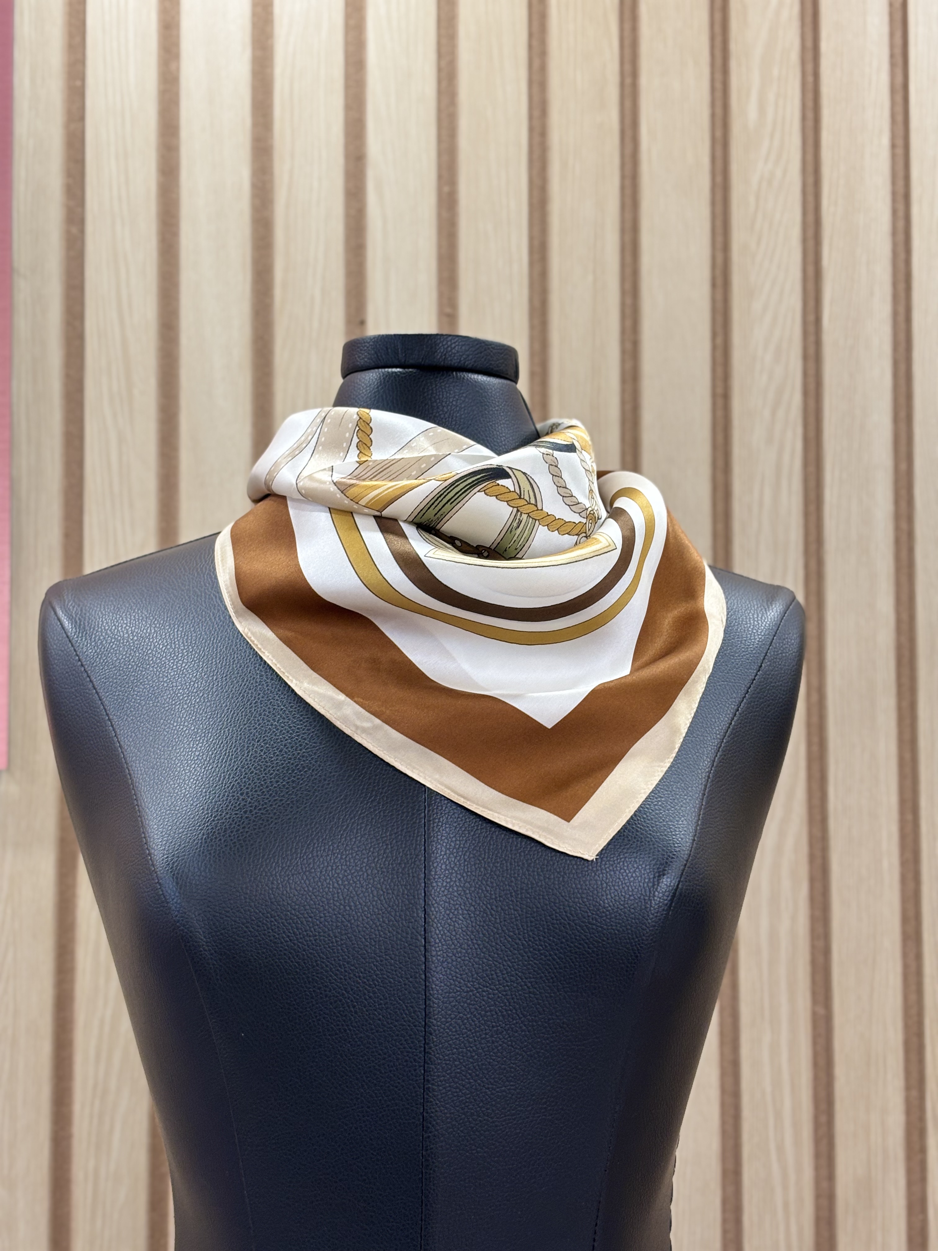 Foulard en soie à motif de chaînes et rayures