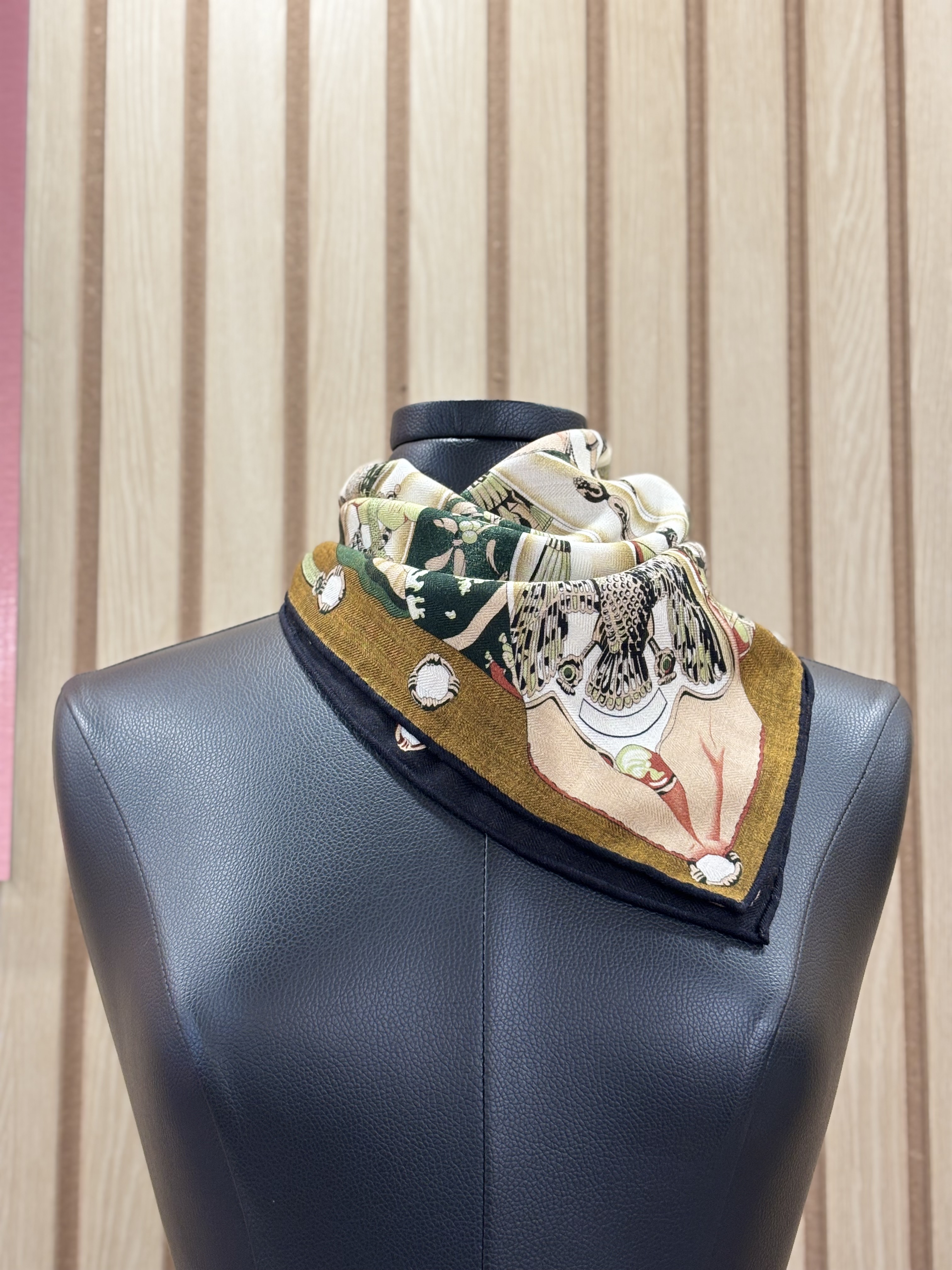 Foulard réversible en laine et soie à motif artistique