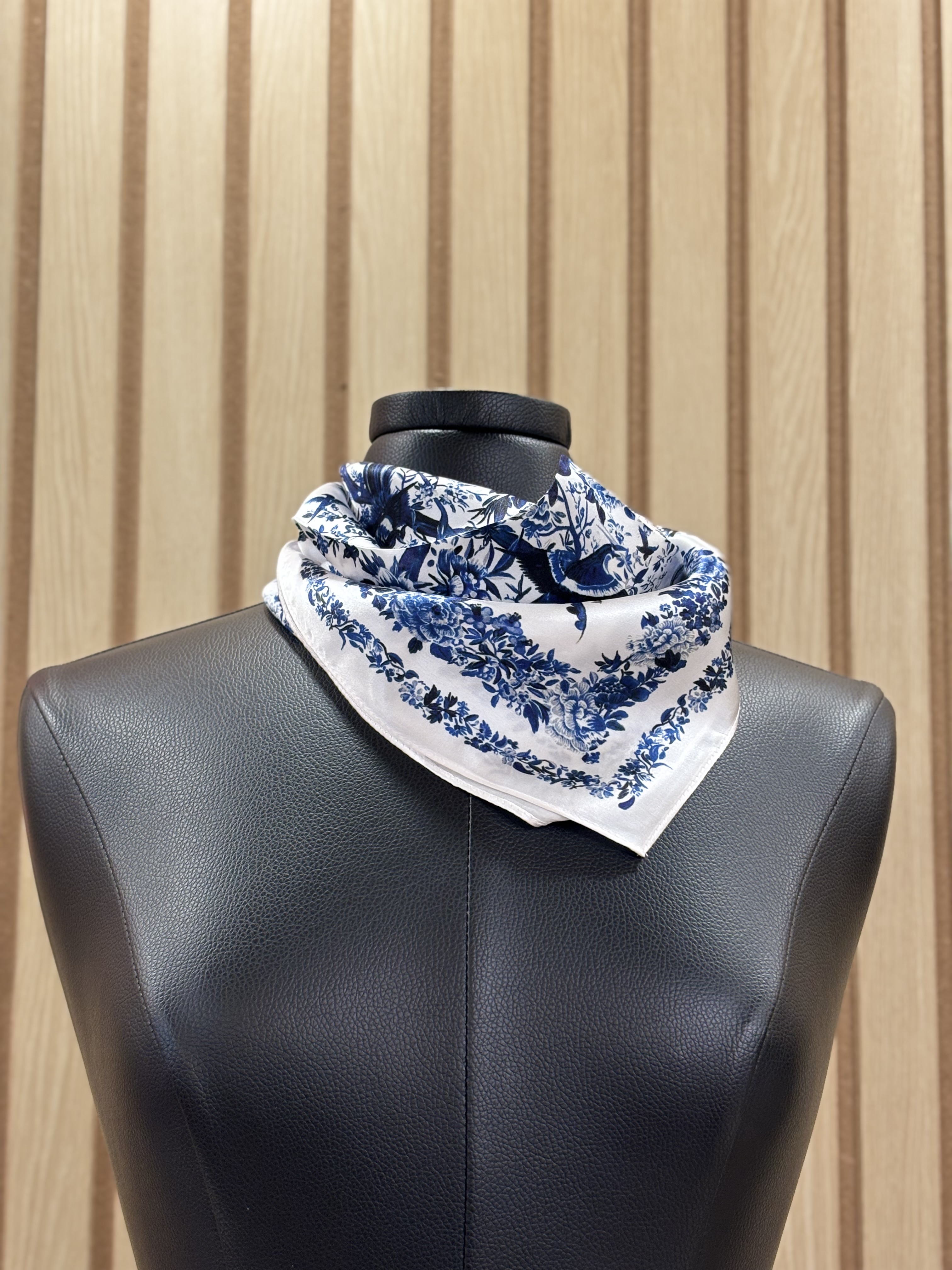 Foulard en soie à motif floral Tom et Eva