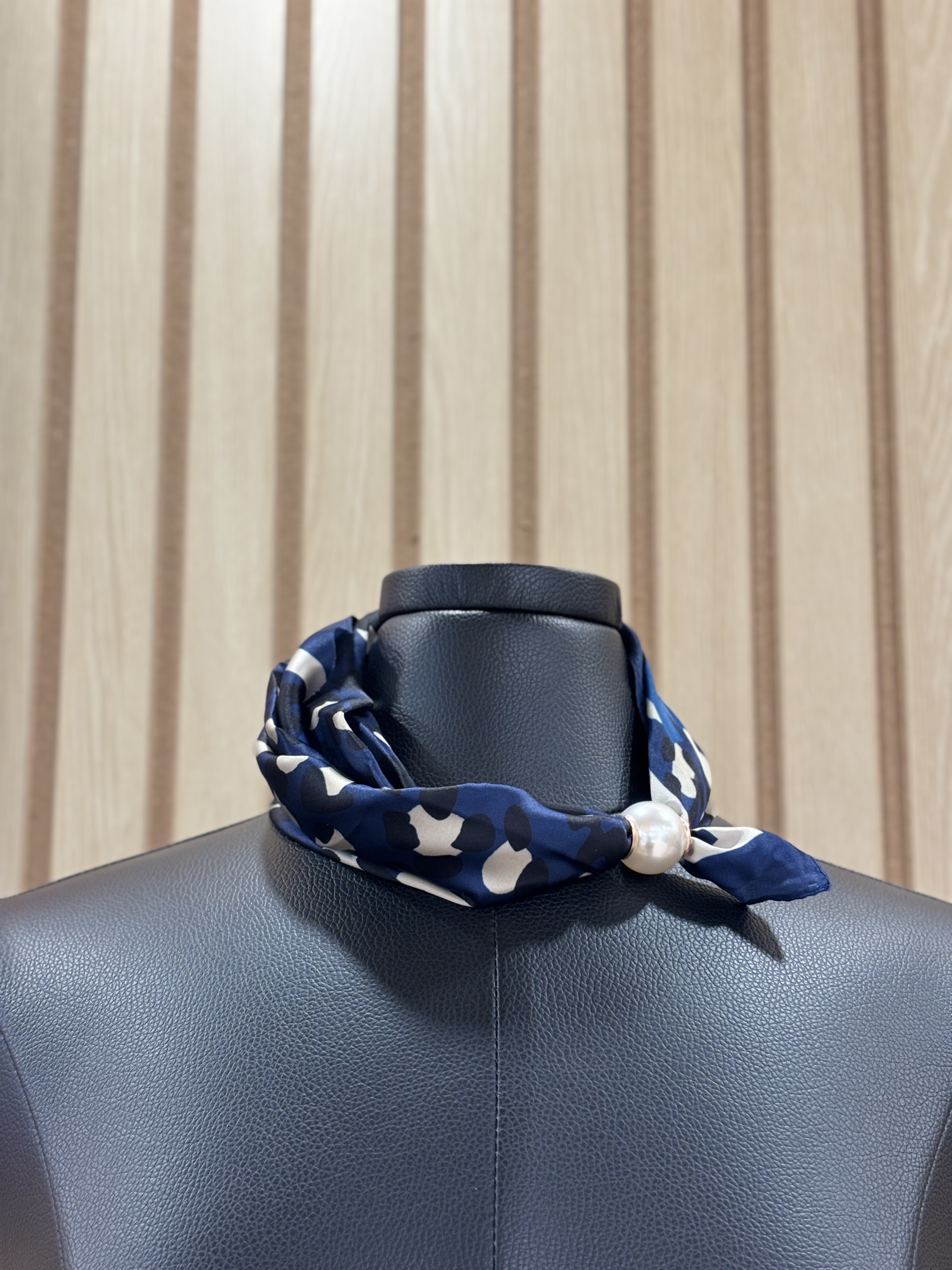 Foulard satiné à motif abstrait avec fermeture aimantée en perle