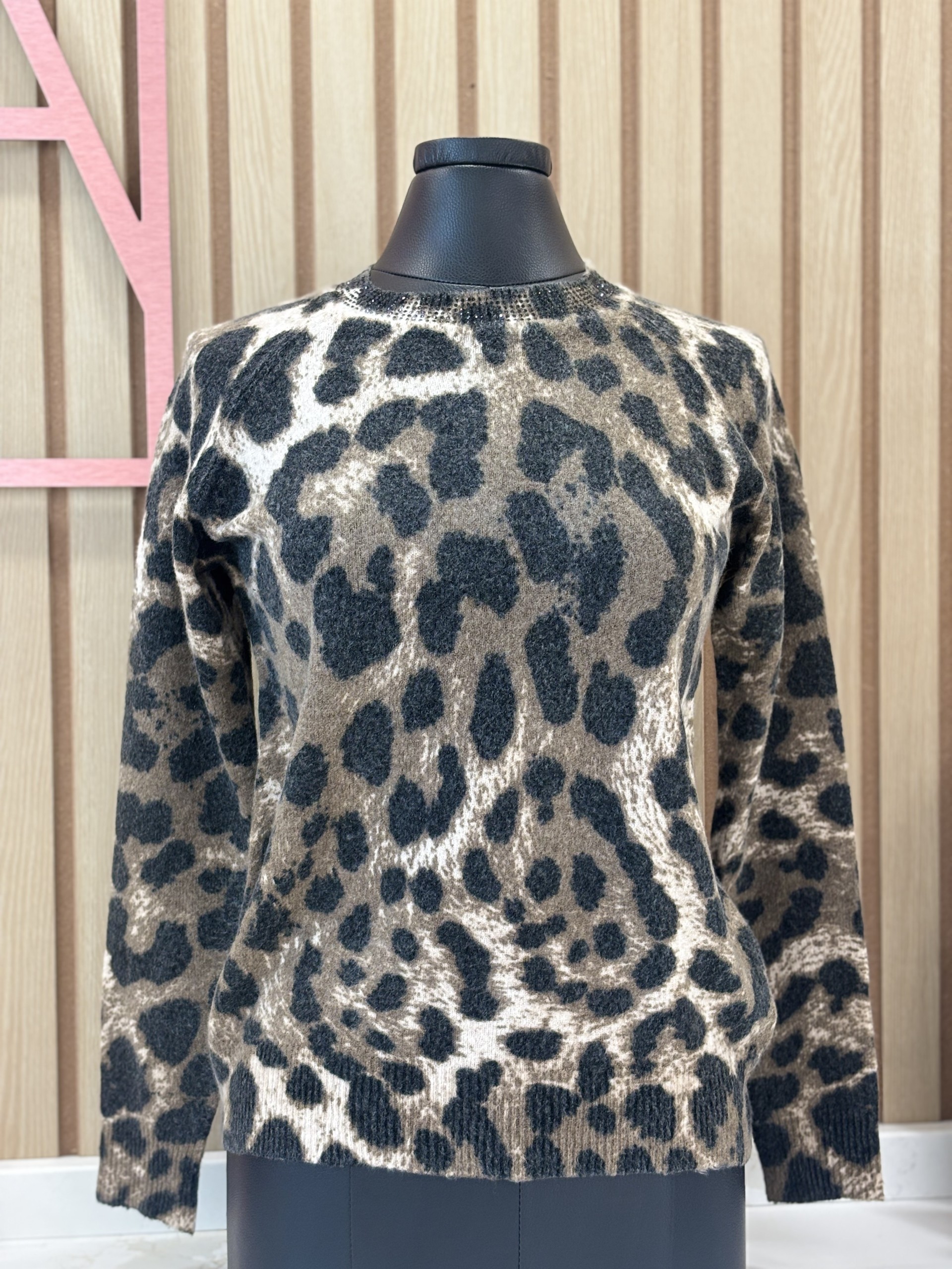 Tricot léopard avec détails de strass au cou Moffi