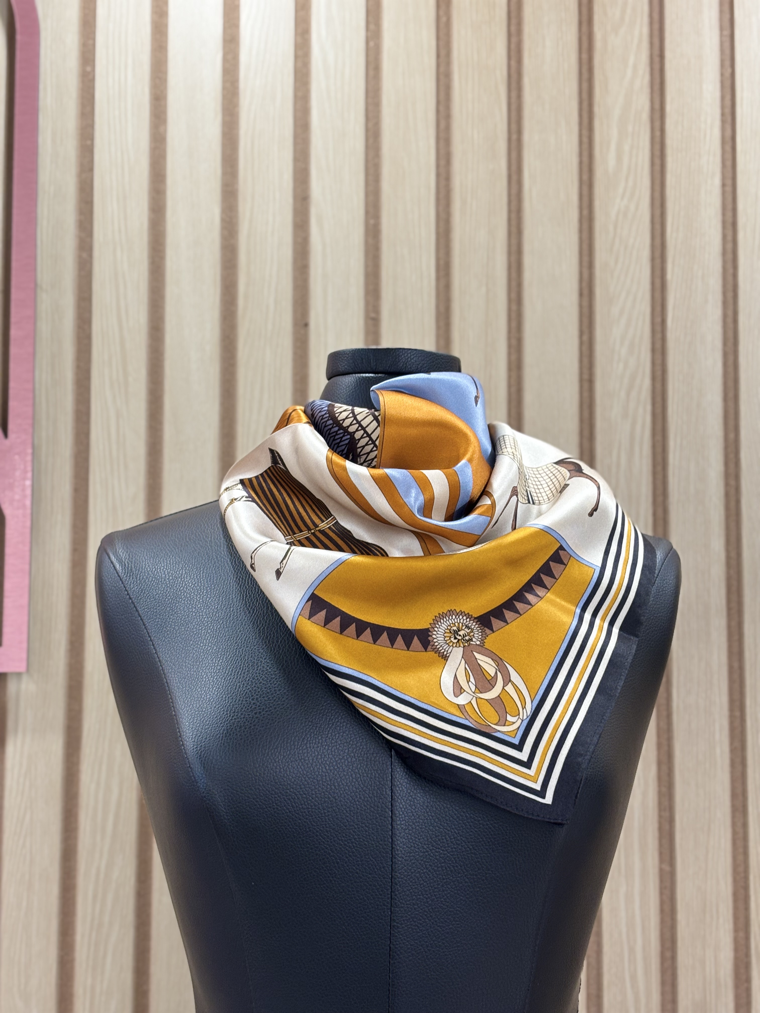 Foulard en soie à motif équestre