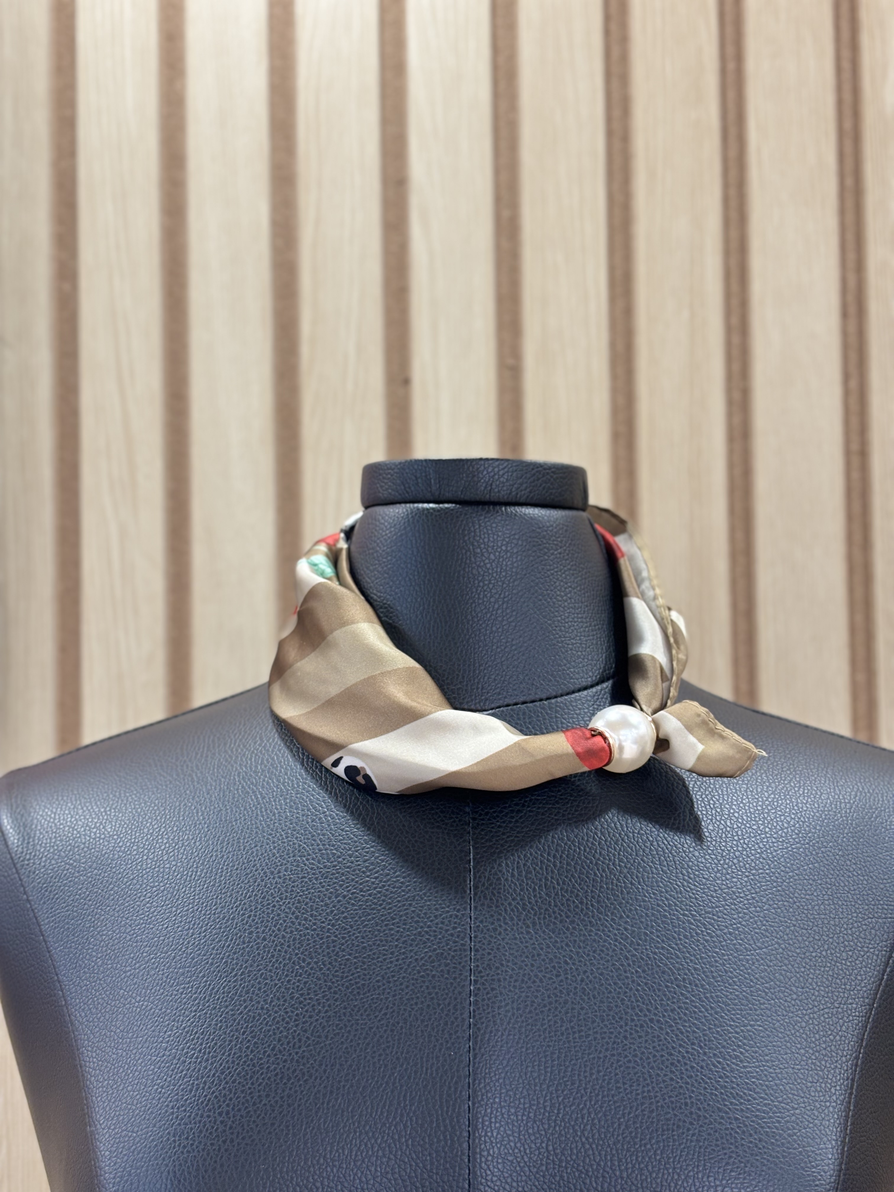 Foulard satiné à motifs variés avec fermeture aimantée en perle