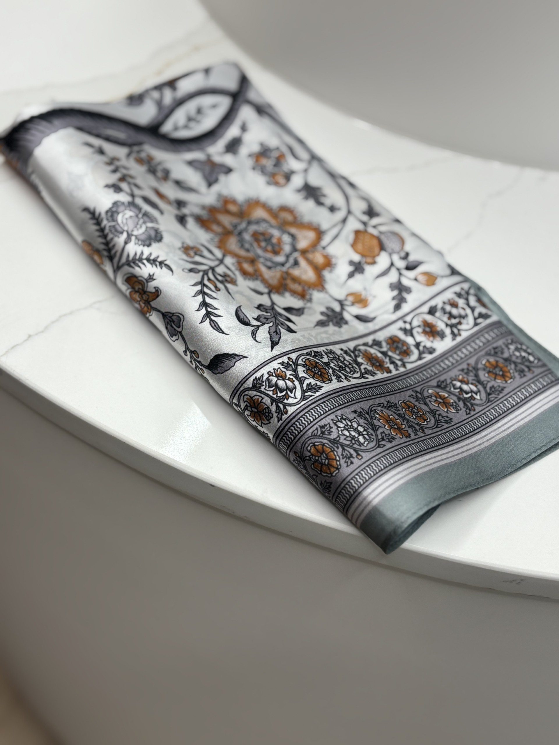 Foulard en soie fleurie Tom & Eva 