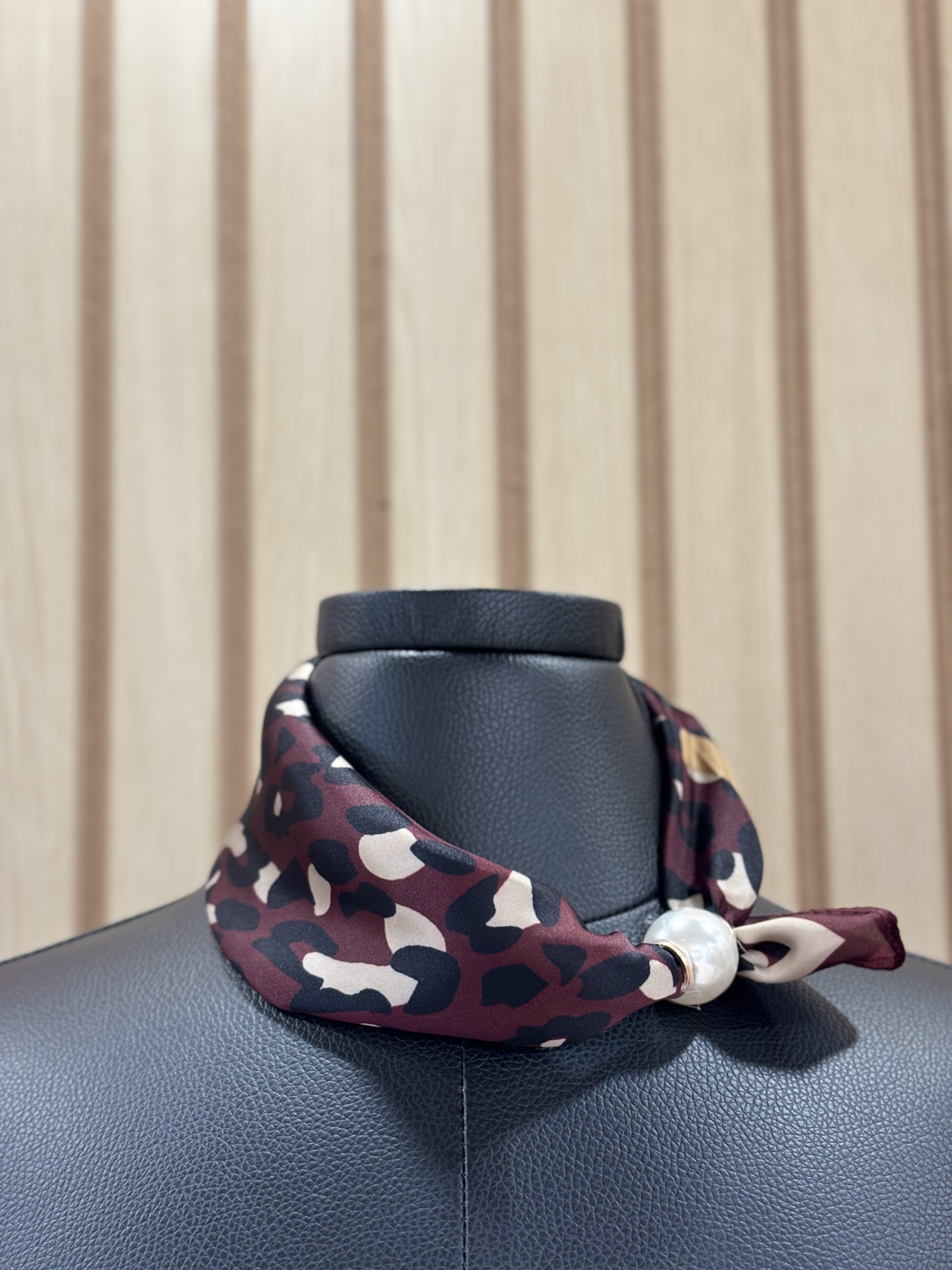 Foulard satiné à motif abstrait avec fermeture aimantée en perle