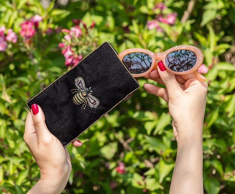Étui à lunettes en velours avec abeille 3D perlée