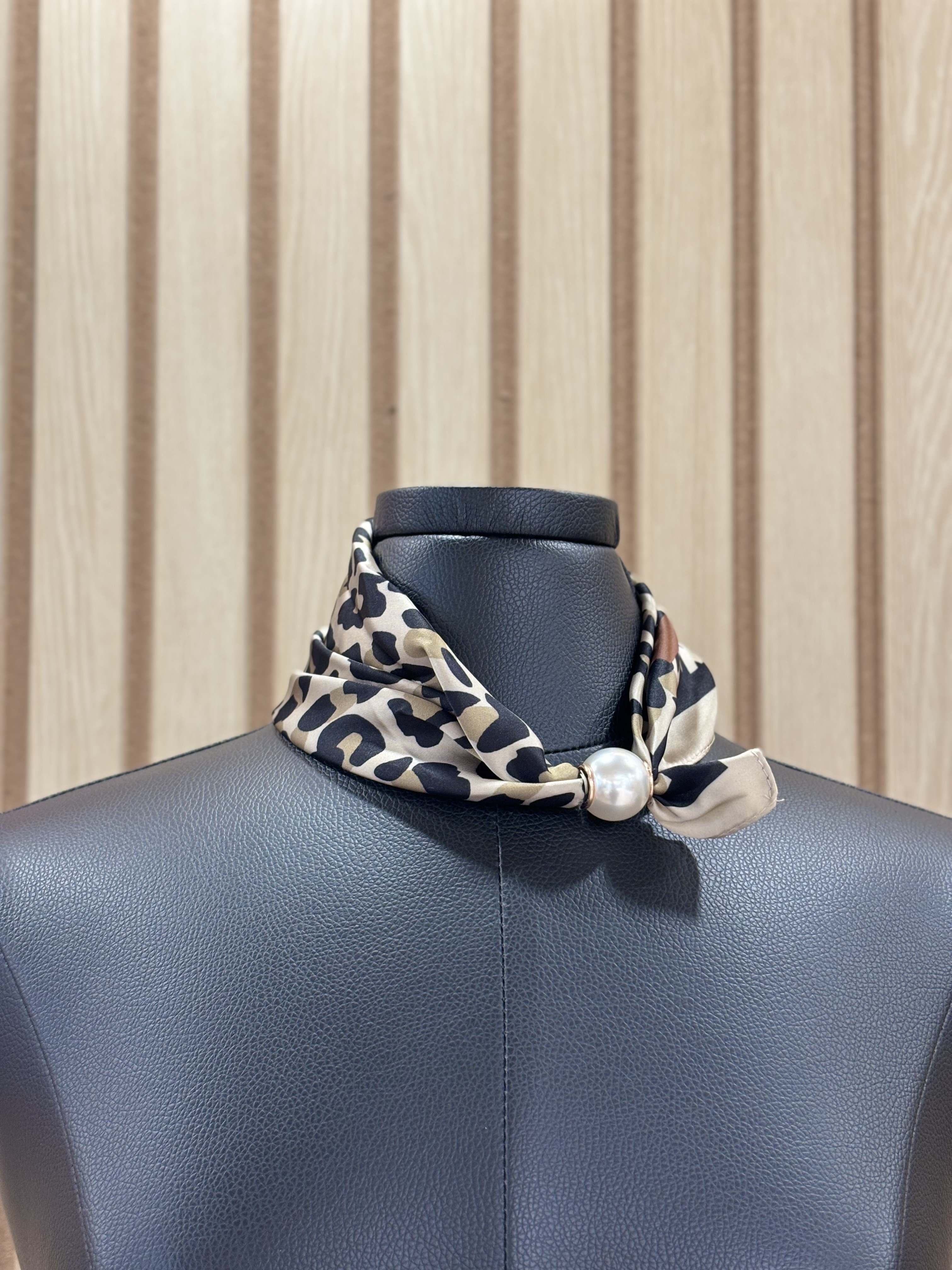 Foulard satiné à motif abstrait avec fermeture aimantée en perle