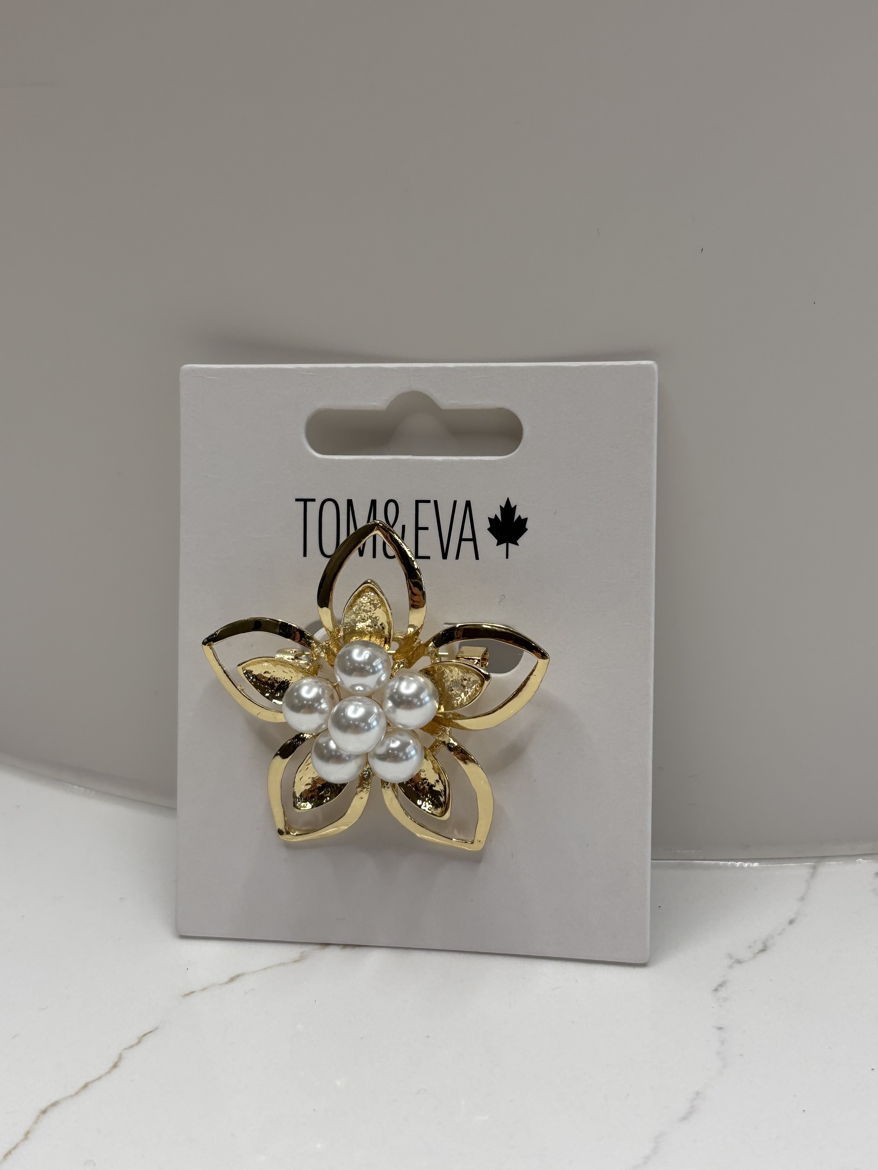 Broche fleur avec perle Tom & Eva 