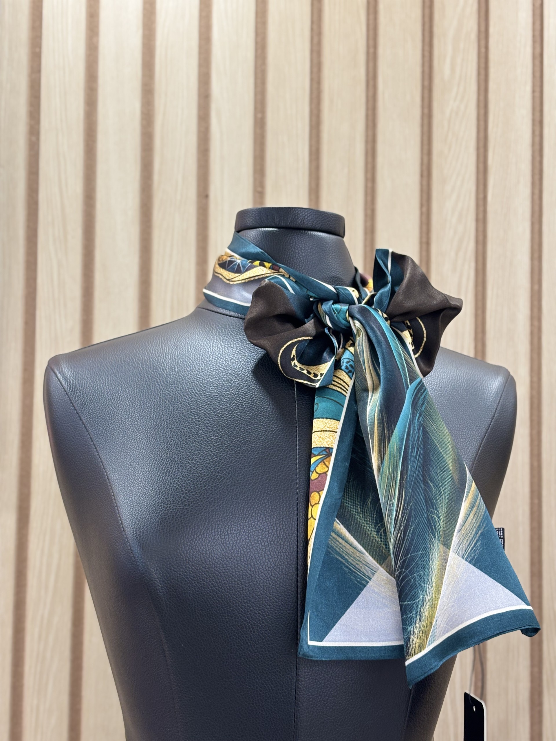Foulard en soie à motif abstrait