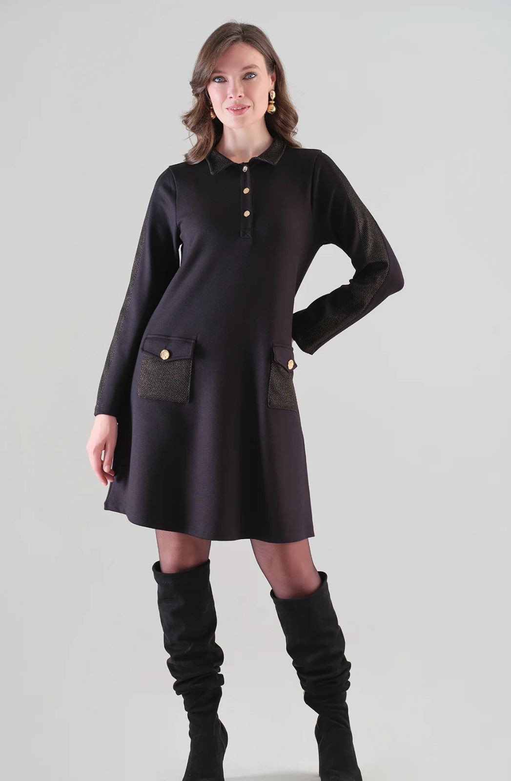 Petite robe noire à détails de sequins dorés Tricotto