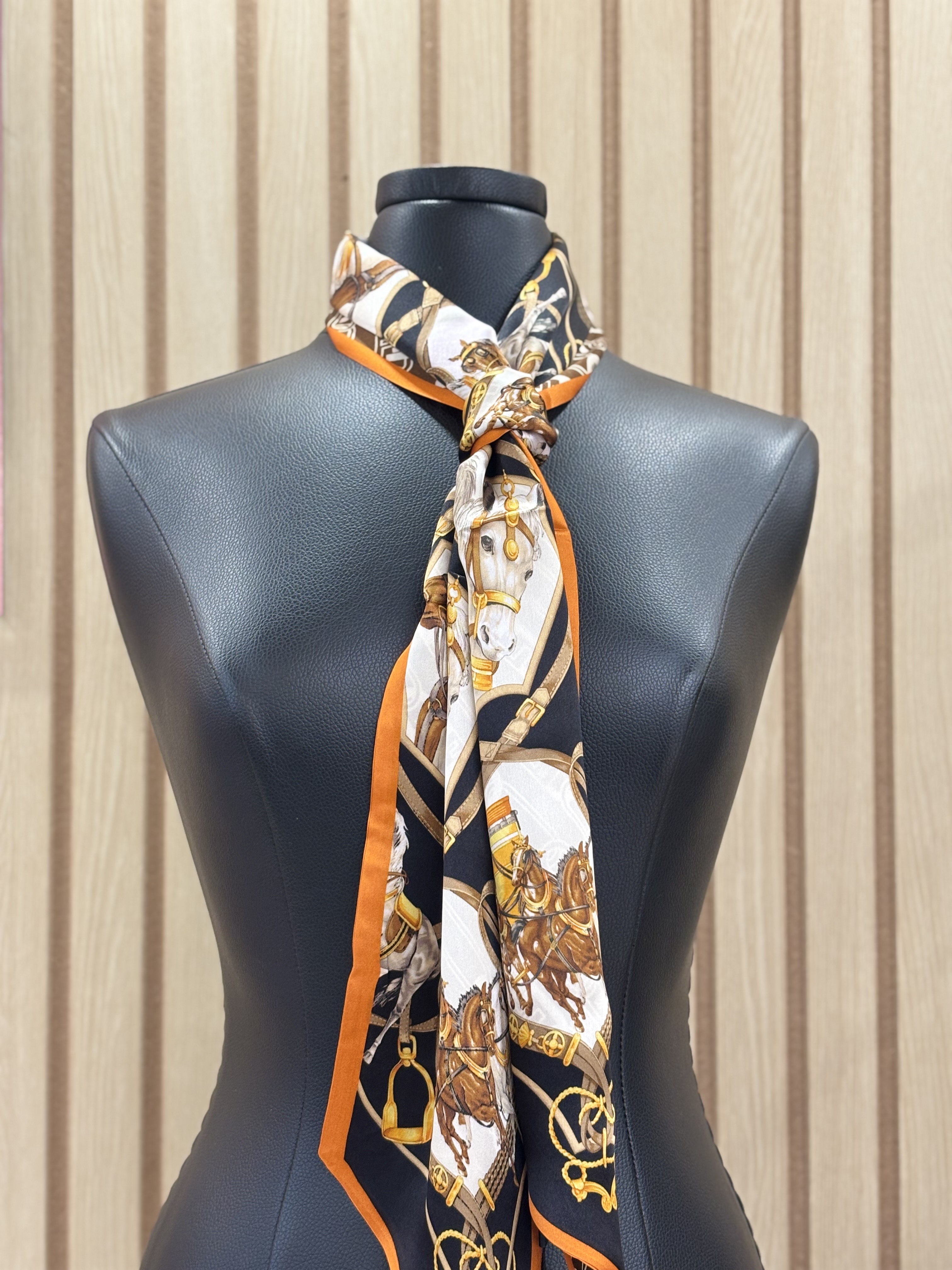Foulard en soie à motif équestre
