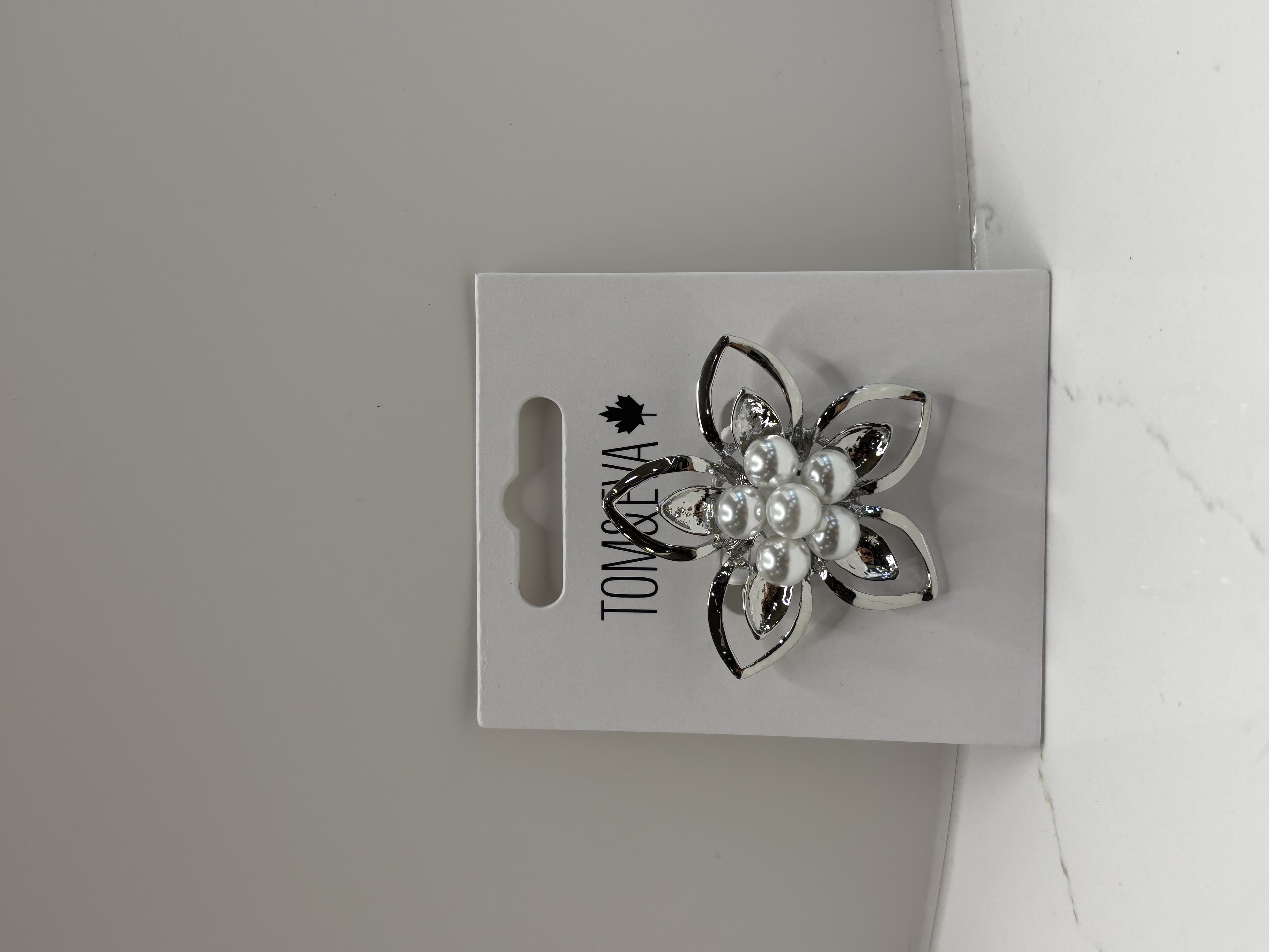 Broche fleur avec perle Tom & Eva 