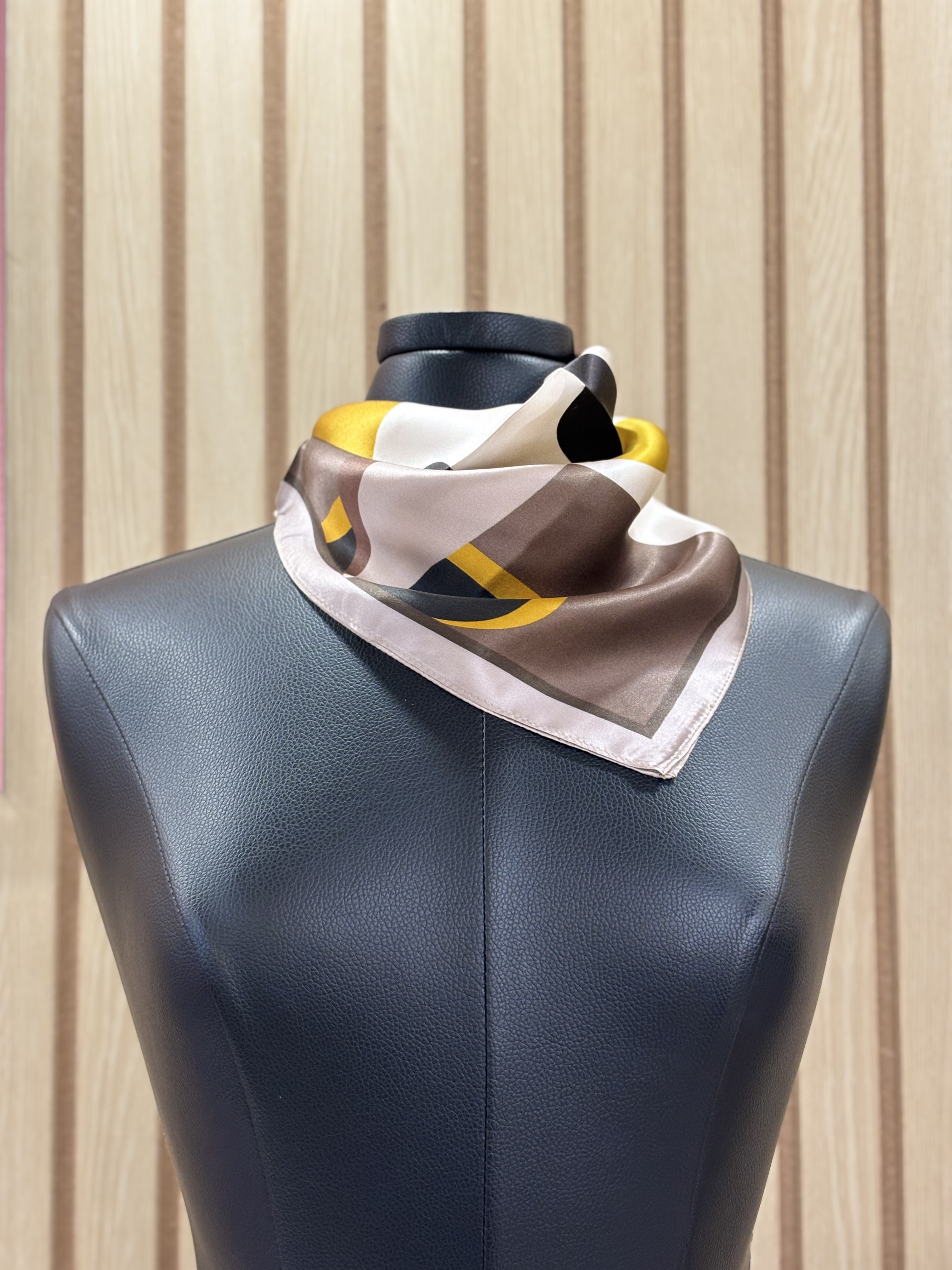 Foulard en soie à motif géométrique