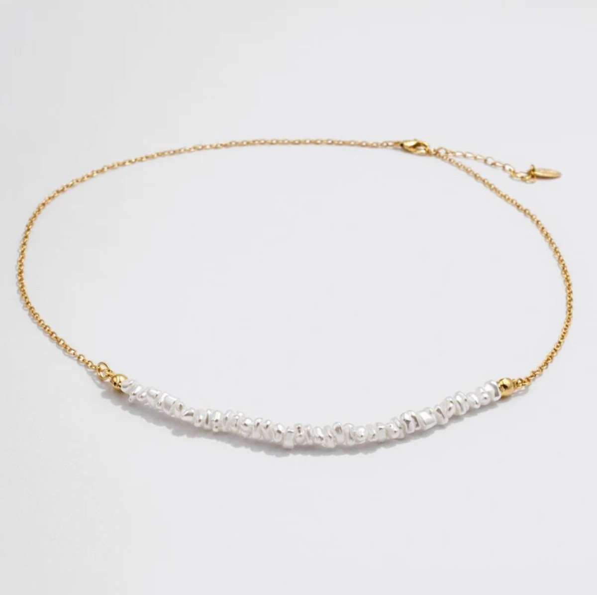 Collier délicat avec rangée de perles asymétriques Bizou
