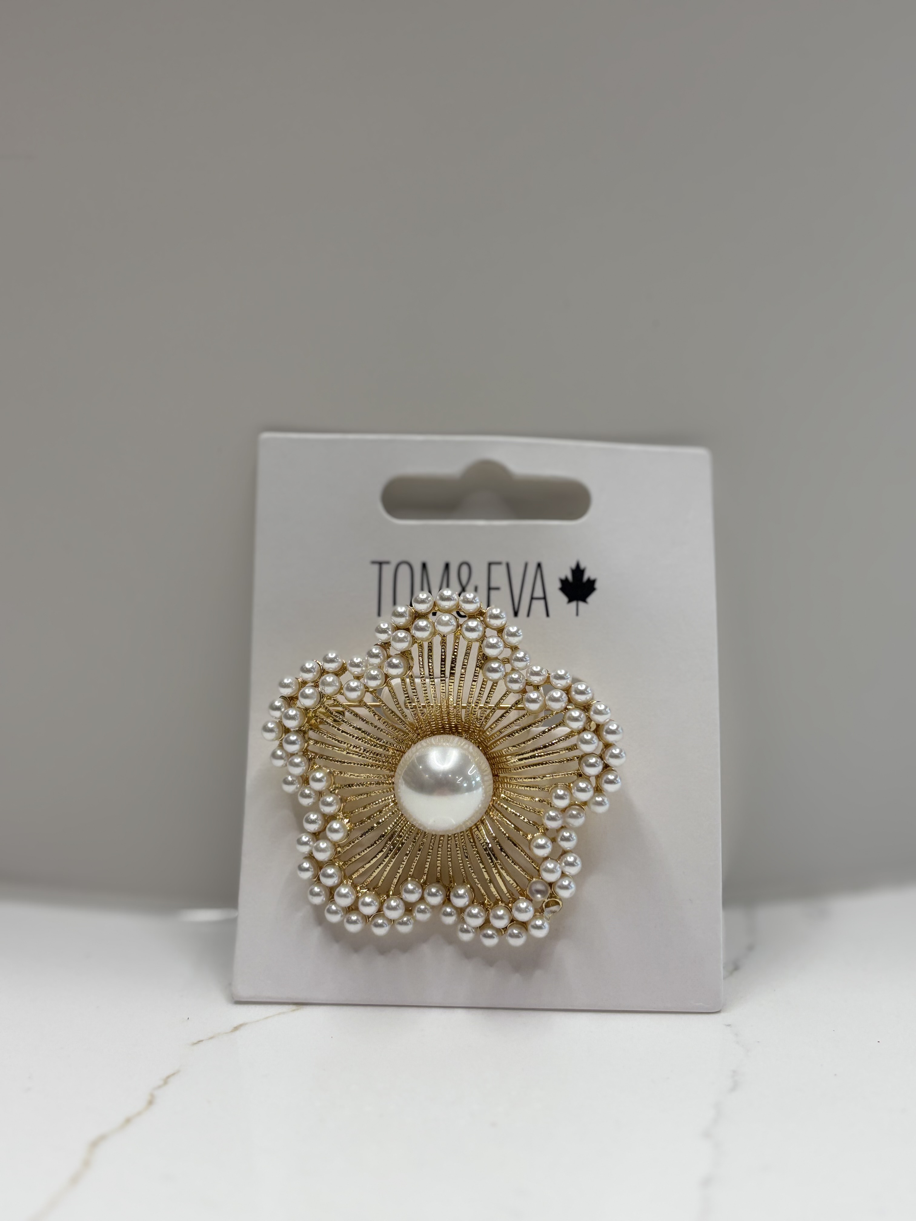 Broche en fleur avec petite perle Tom & Eva 