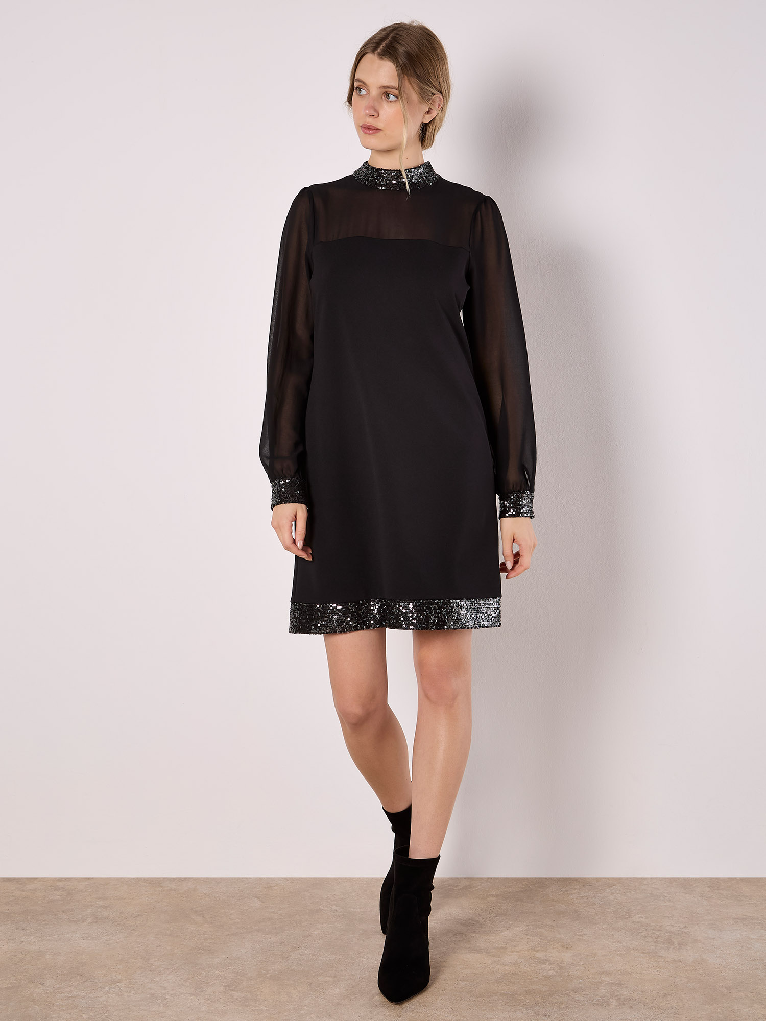 Robe avec brillants au col et aux manches Apricot