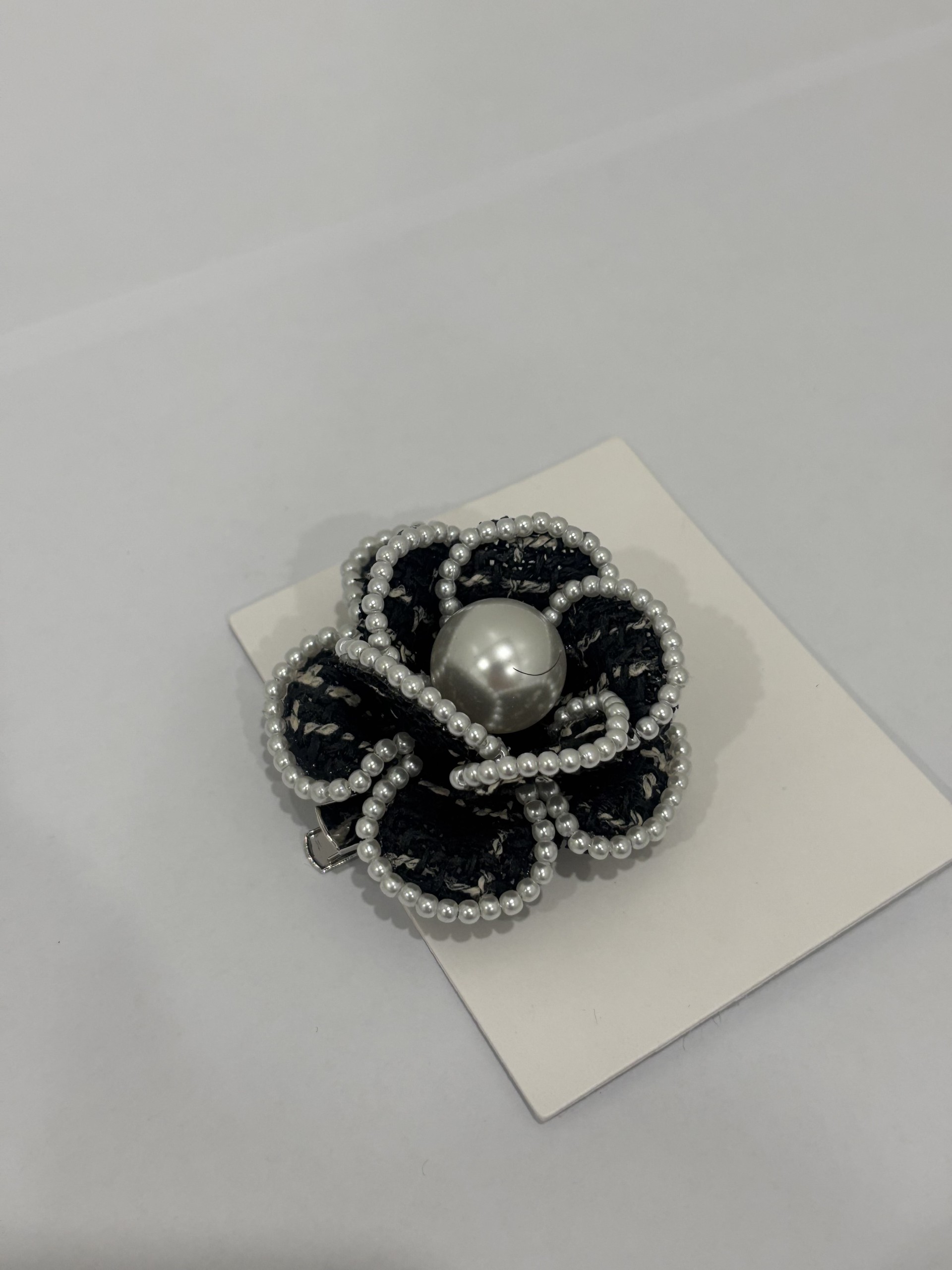 Broche à fleur avec perle noir Tom & Eva 