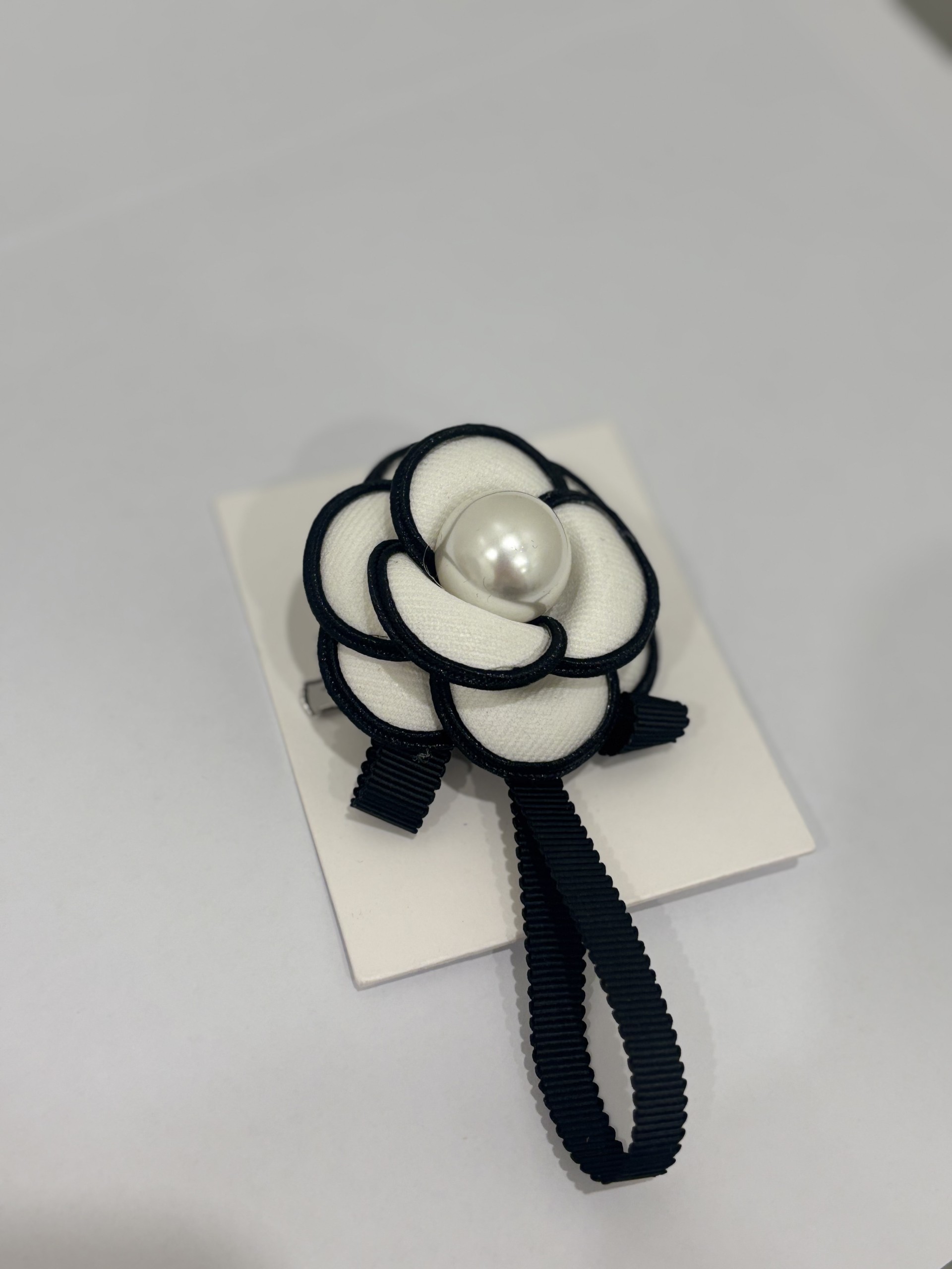Broche à fleur avec perle noir/blanc Tom & Eva 