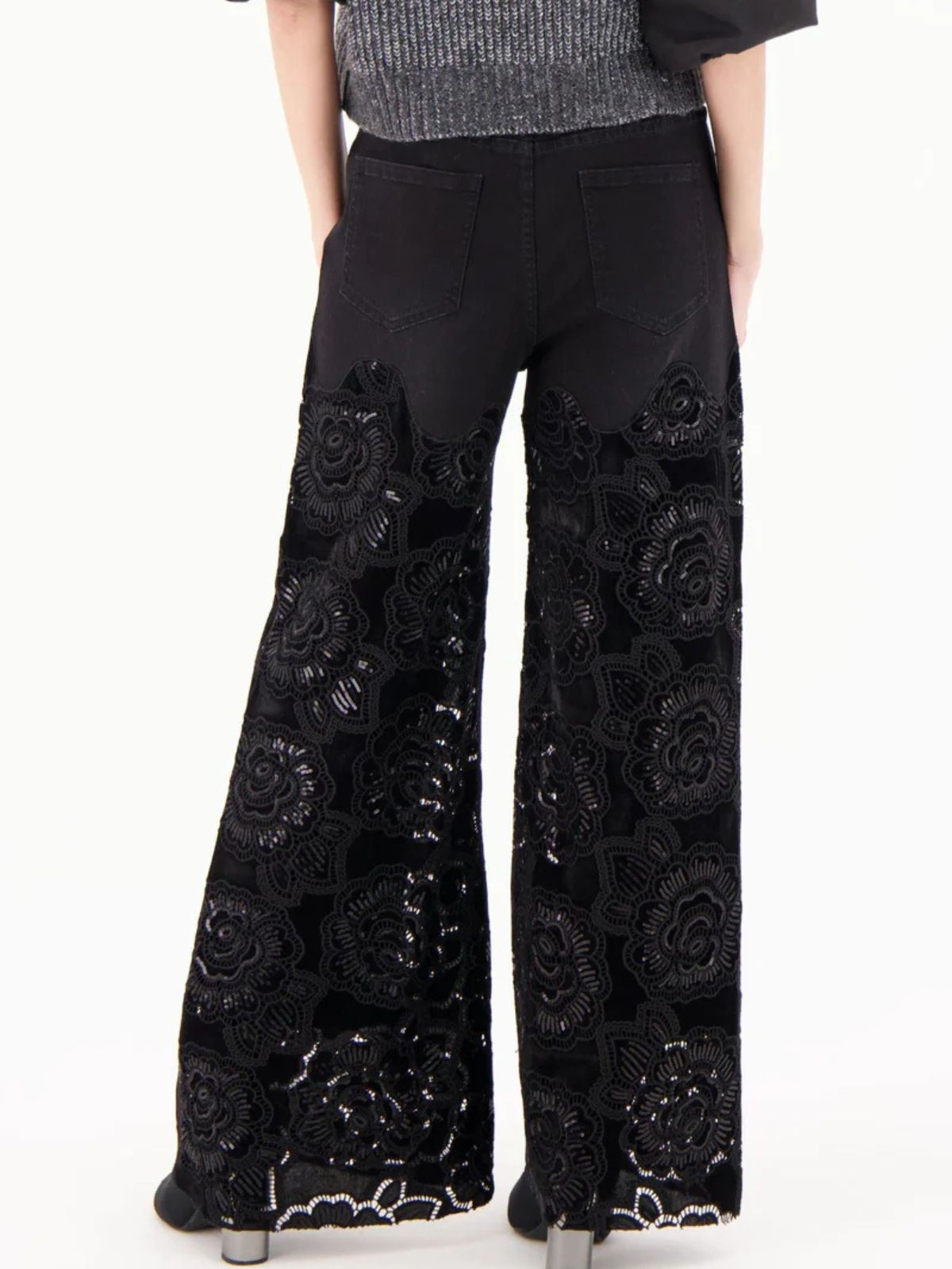 Jean en denim avec fleurs en velours - Gabby Isabella