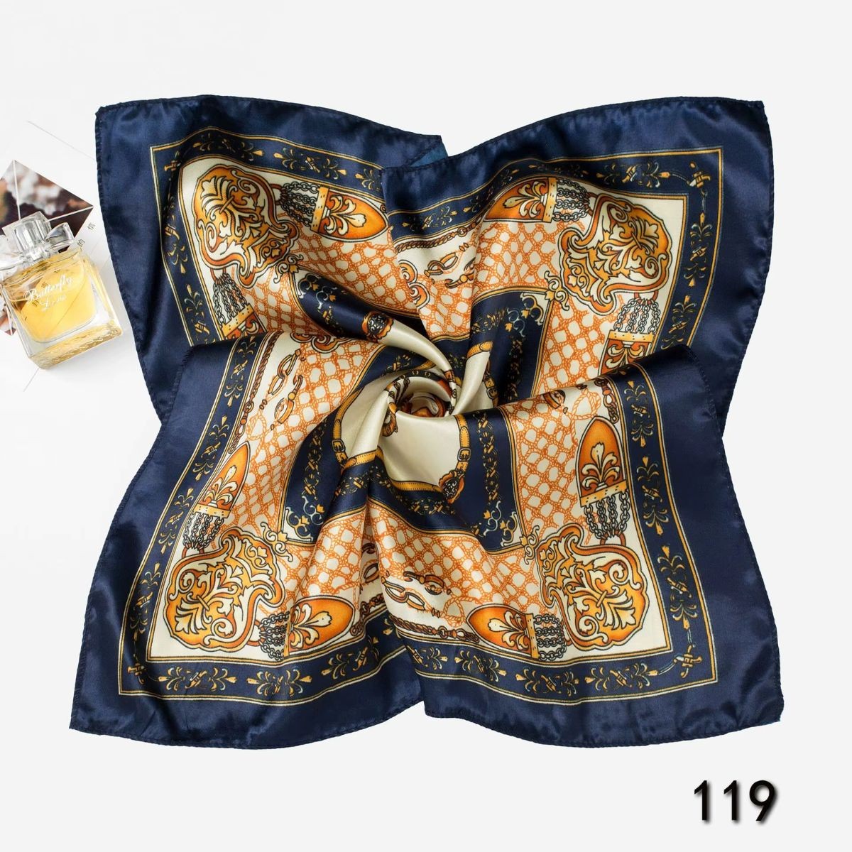 Foulard carré satiné à imprimé chic
