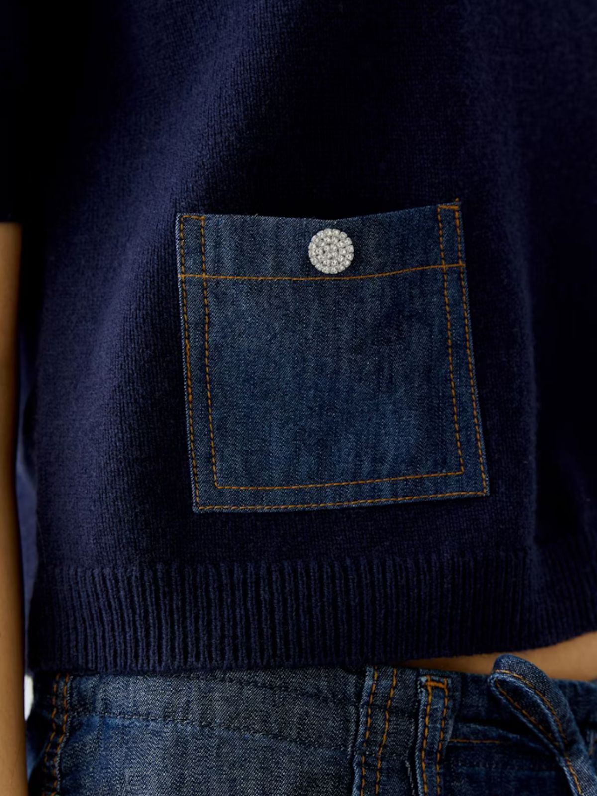Pull avec poche et manche court OUI