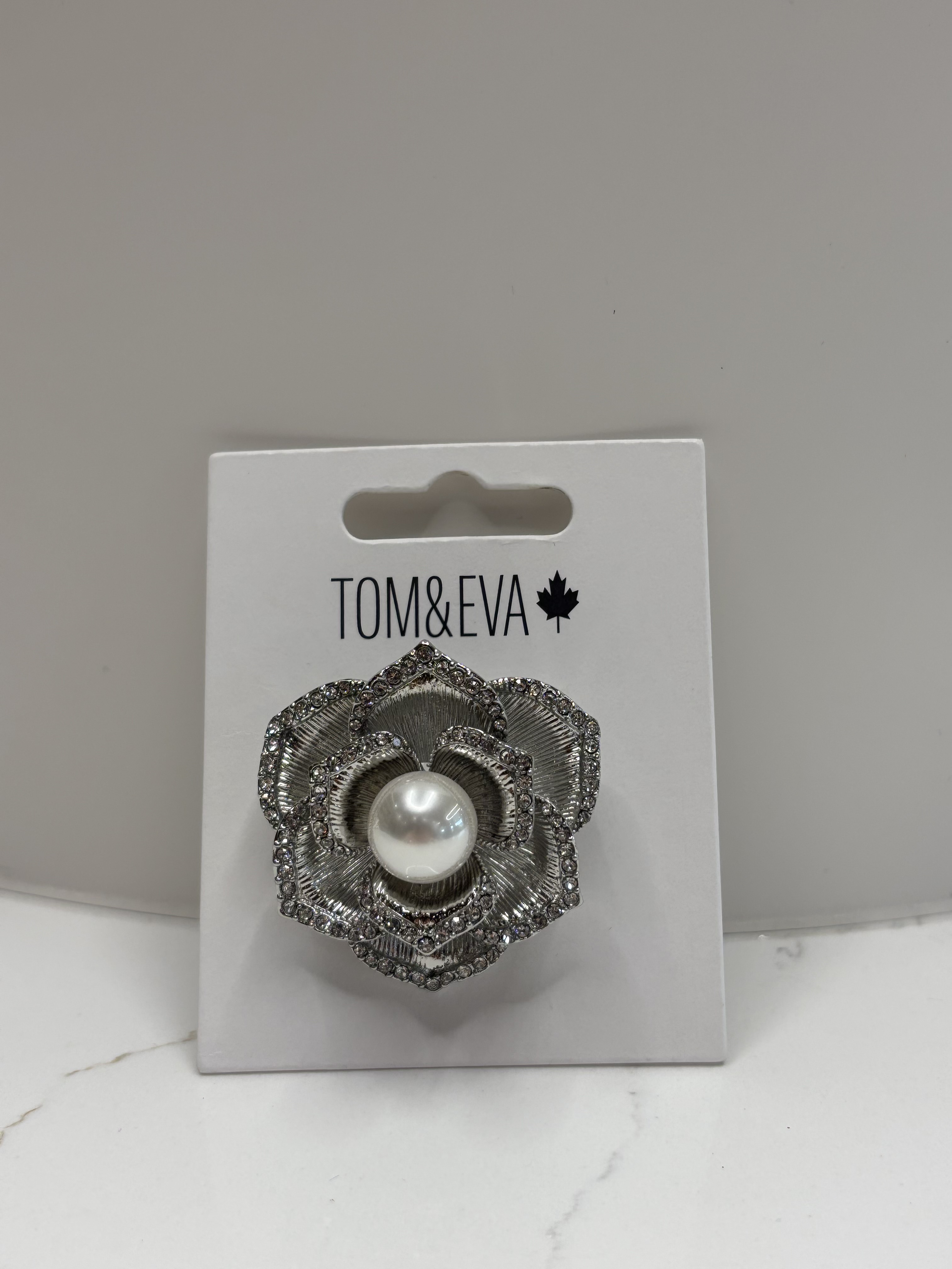 Broche en fleur avec brillant et perle Tom & Eva 