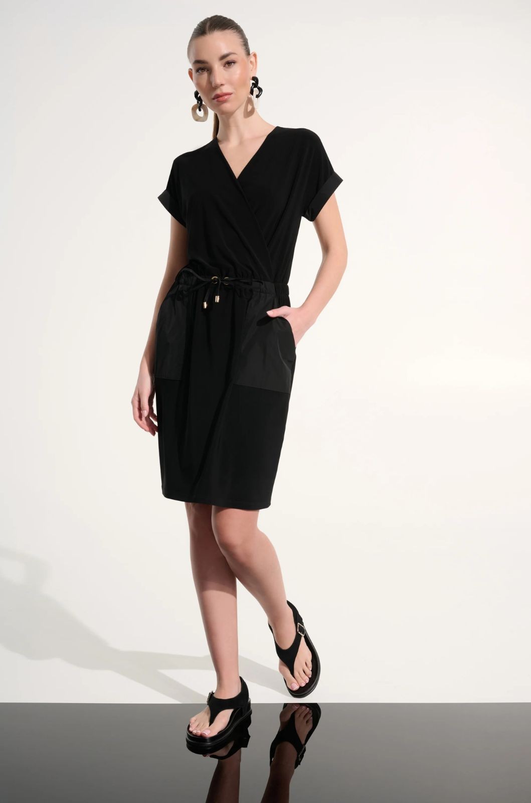 Robe cache-coeur coupe droite en tricot soyeux et tissu mémoire Joseph Ribkoff 