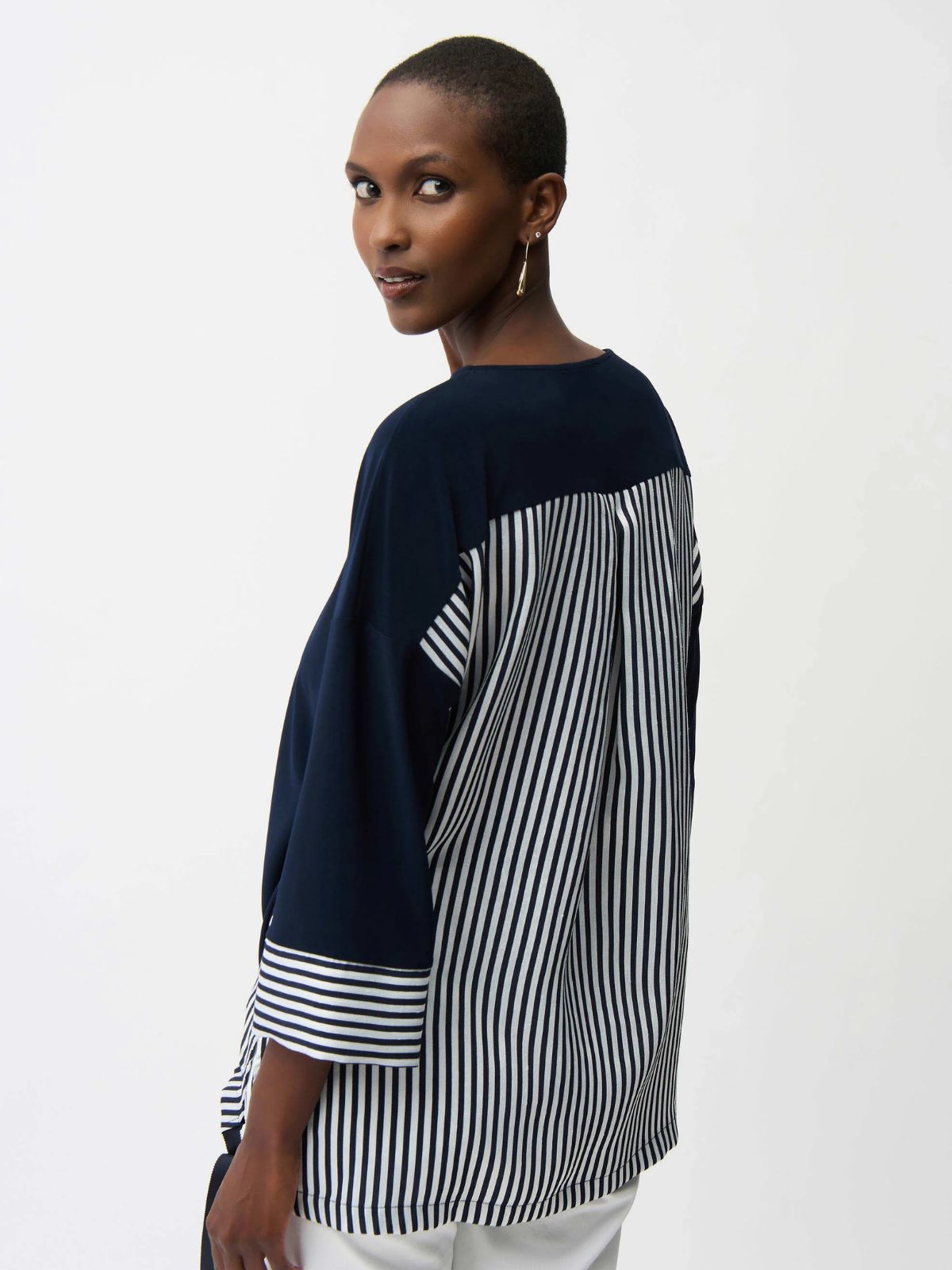 Haut en tricot soyeux à rayures avec ourlet asymétrique