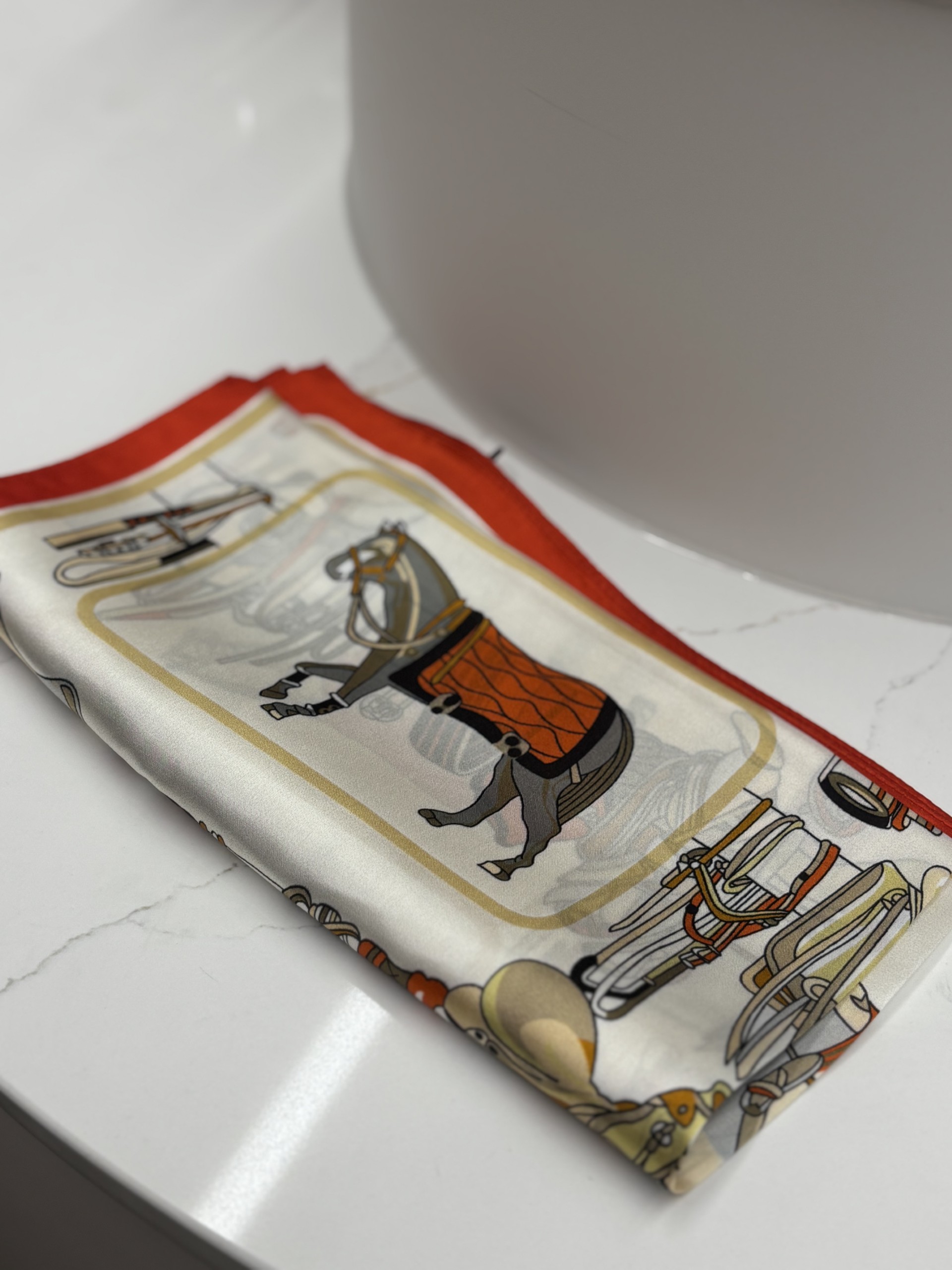 Foulard en soie à motif de chevaux Tom & Eva 