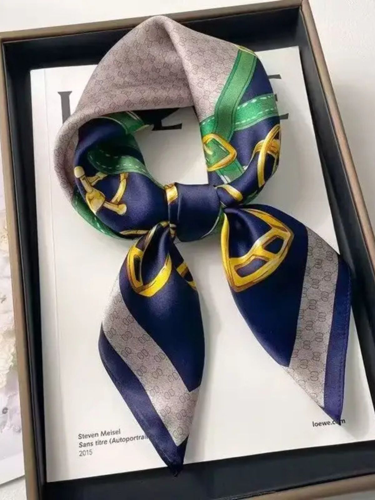 Écharpe en soie à motif de gance LUV & Co