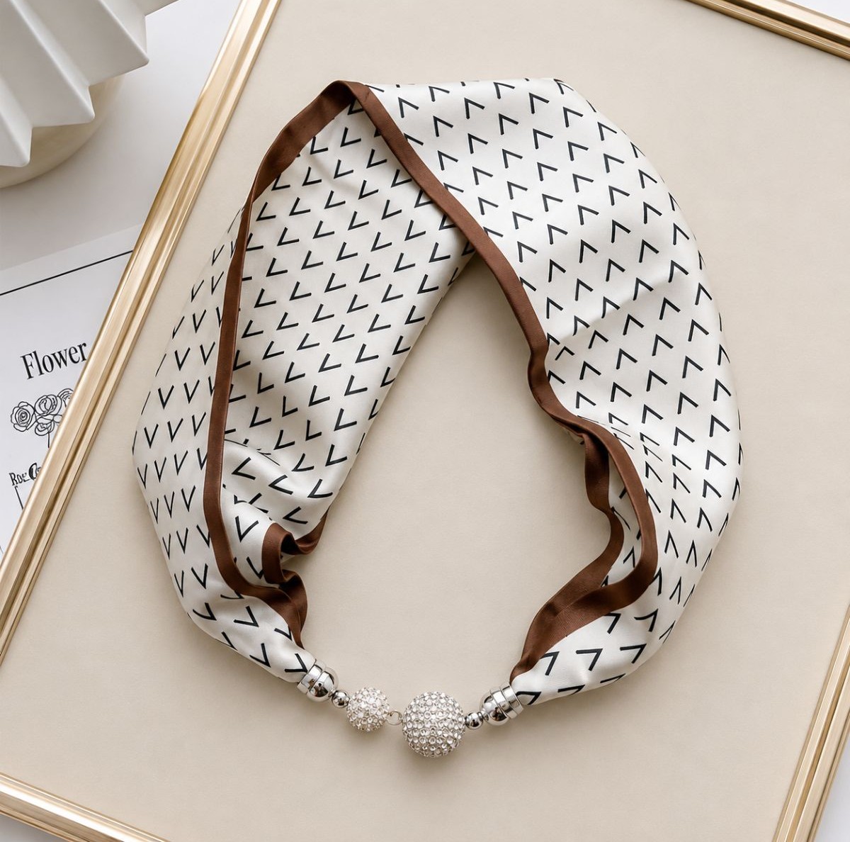 Foulard satiné avec perle magnétique